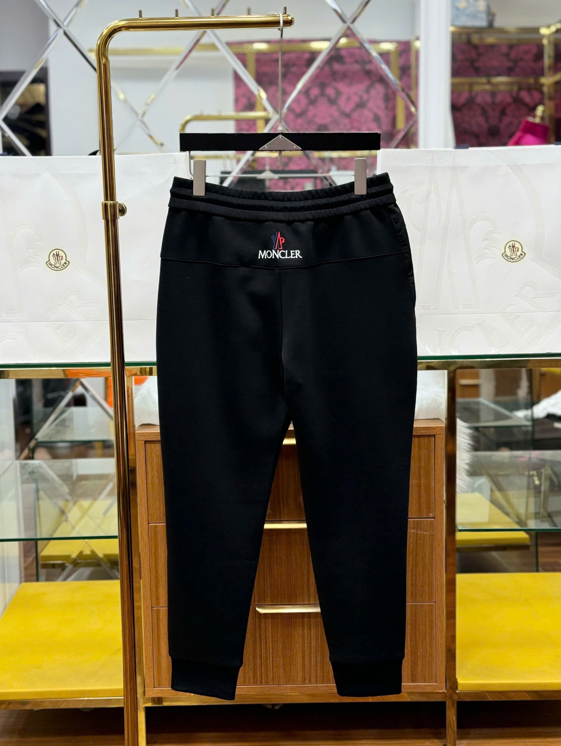 Quần jogger nỉ Moncler logo thêu đùi Like Auth 44-50 CD