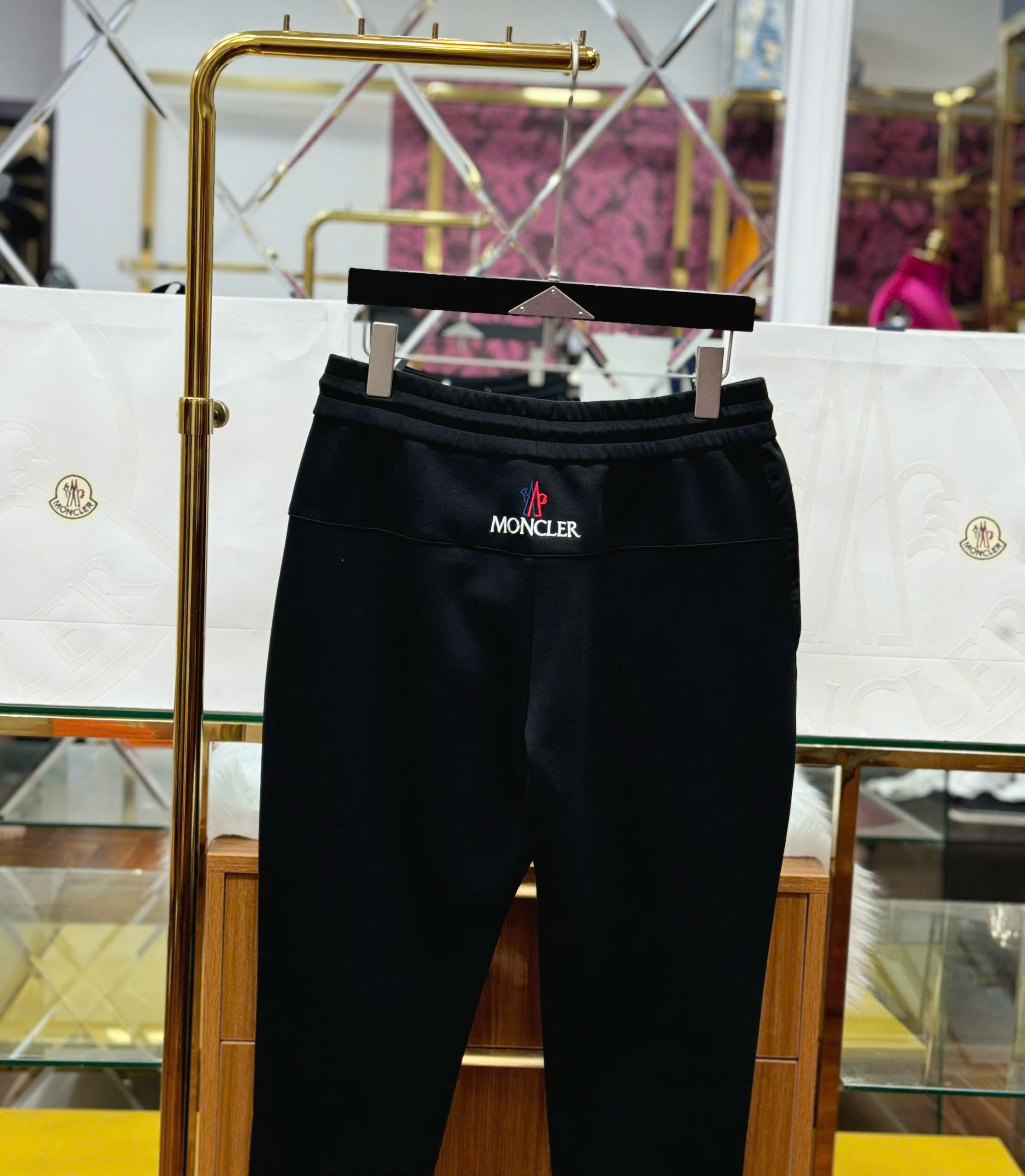 Quần jogger nỉ Moncler logo thêu đùi Like Auth 44-50 CD