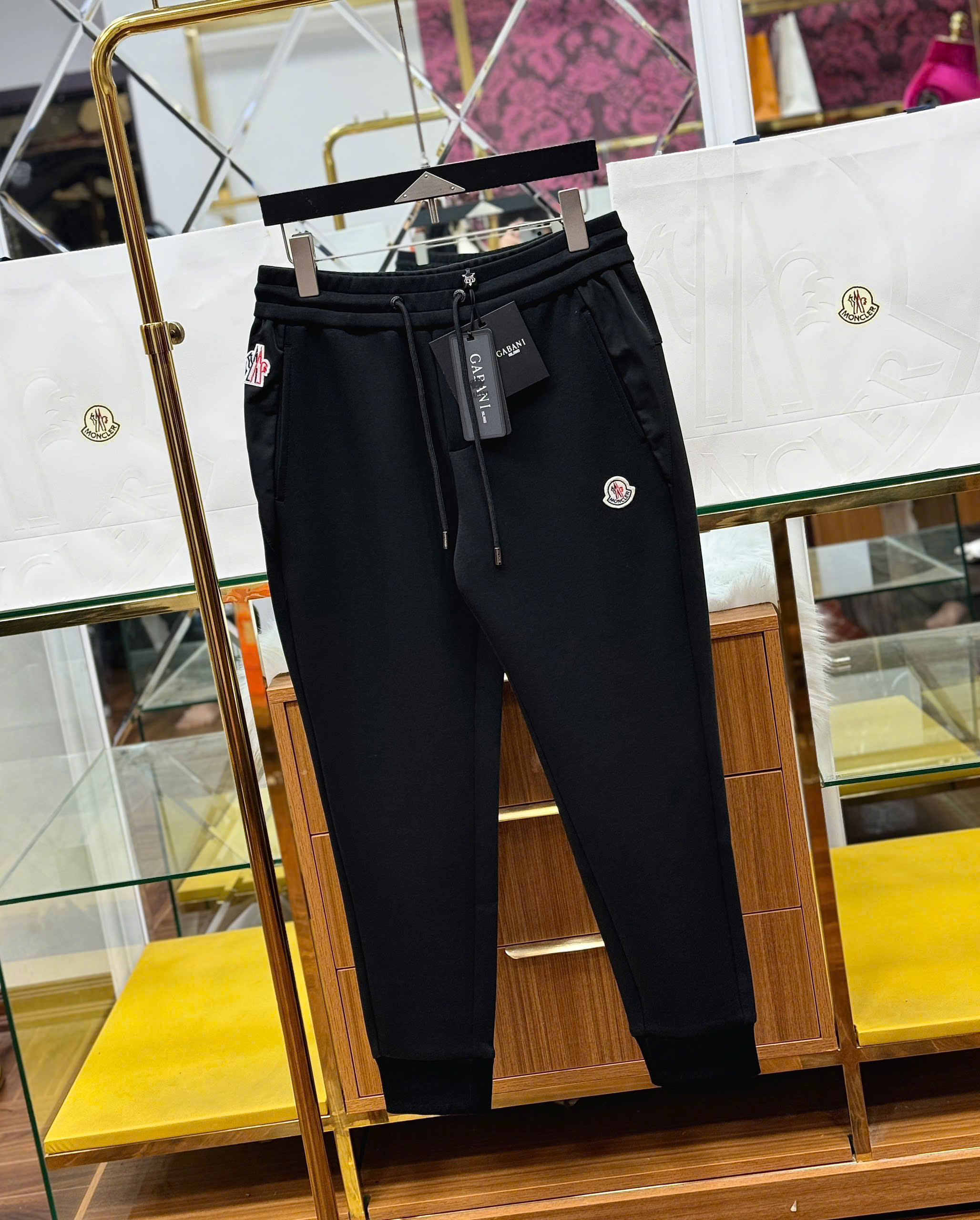 Quần jogger nỉ Moncler logo thêu đùi Like Auth 44-50 CD