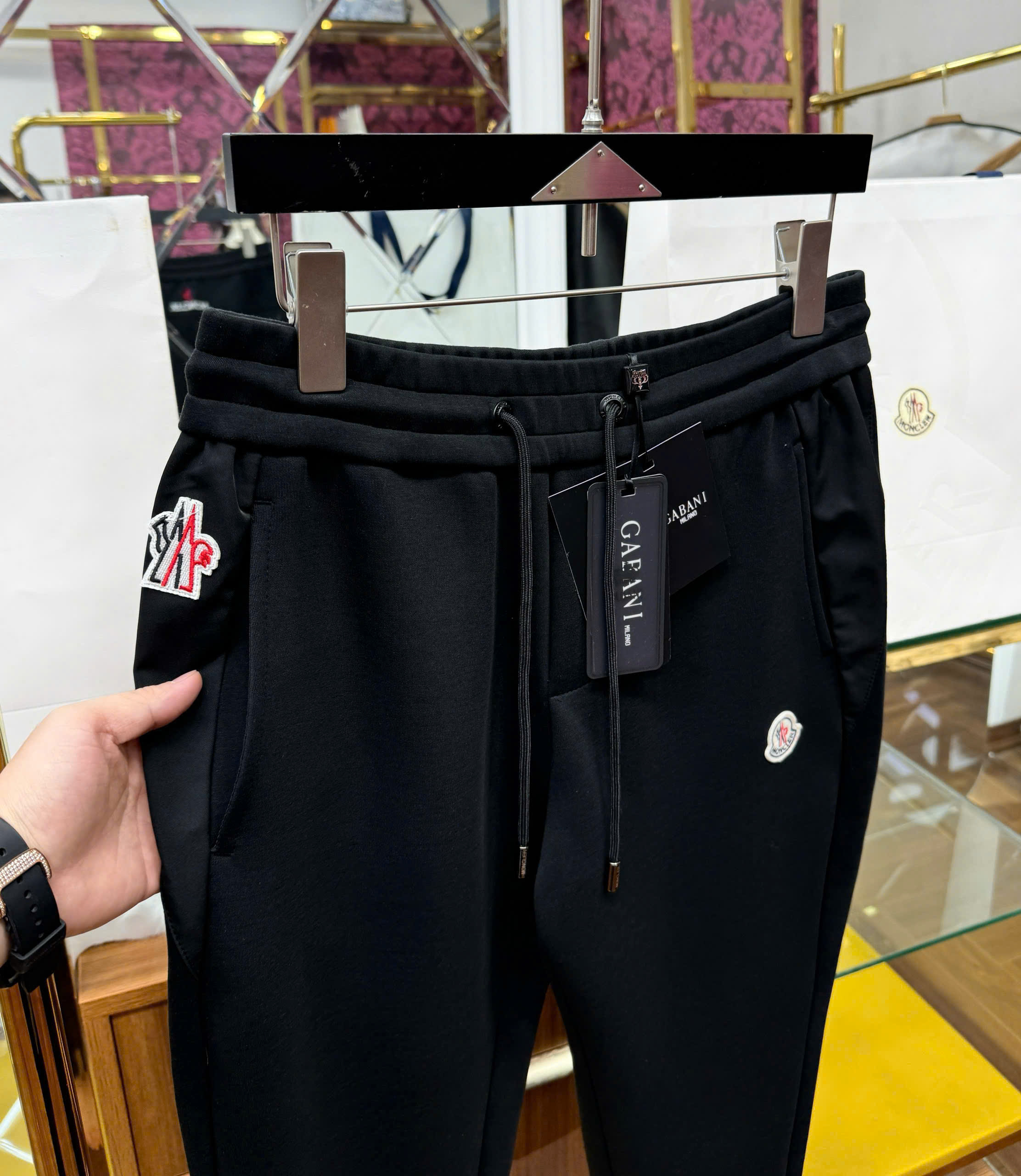 Quần jogger nỉ Moncler logo thêu đùi Like Auth 44-50 CD