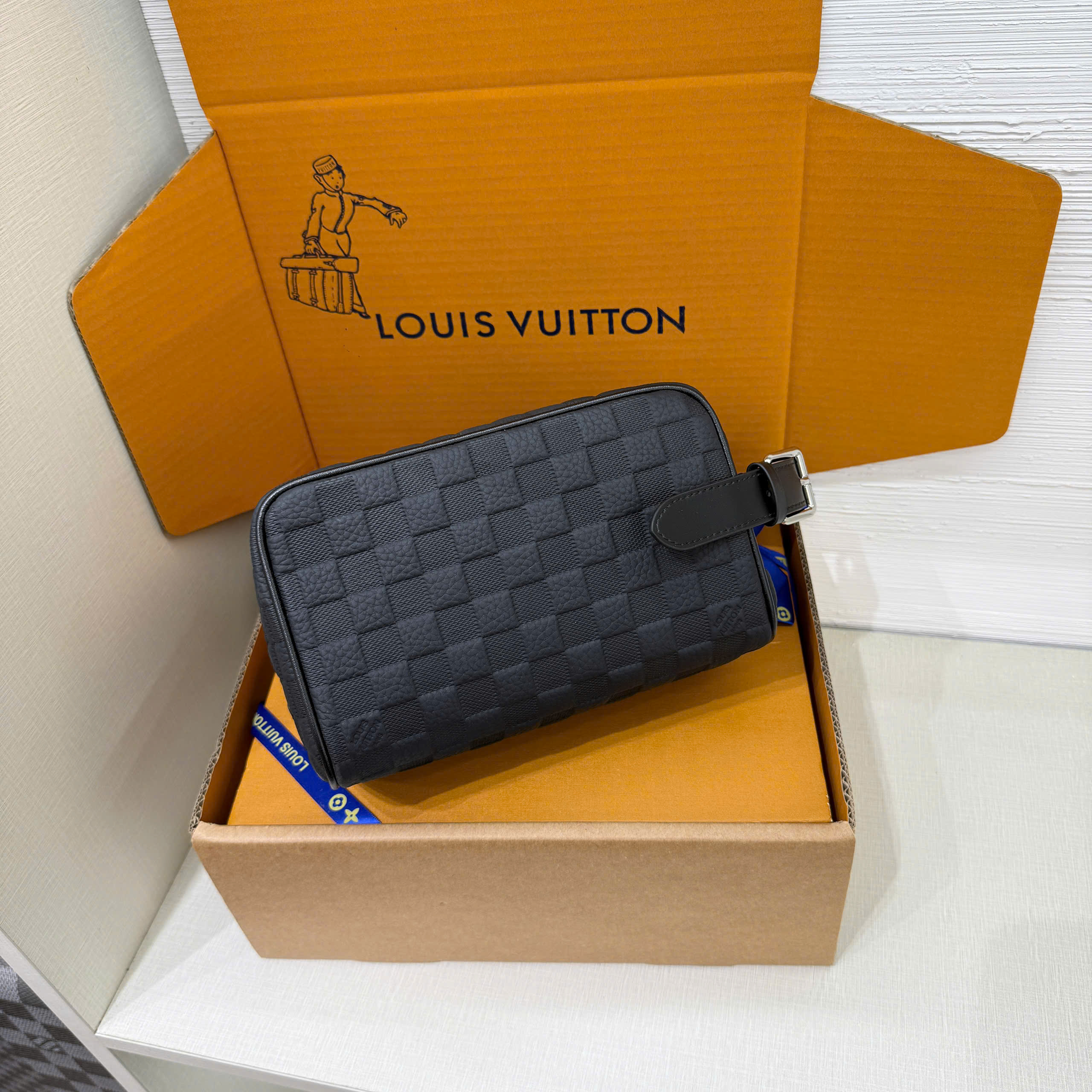 Túi ví Clutch Louis Vuitton LV Locker Dopp Kit Mono Canvas Caro Like Auth 23x13x12 PLD