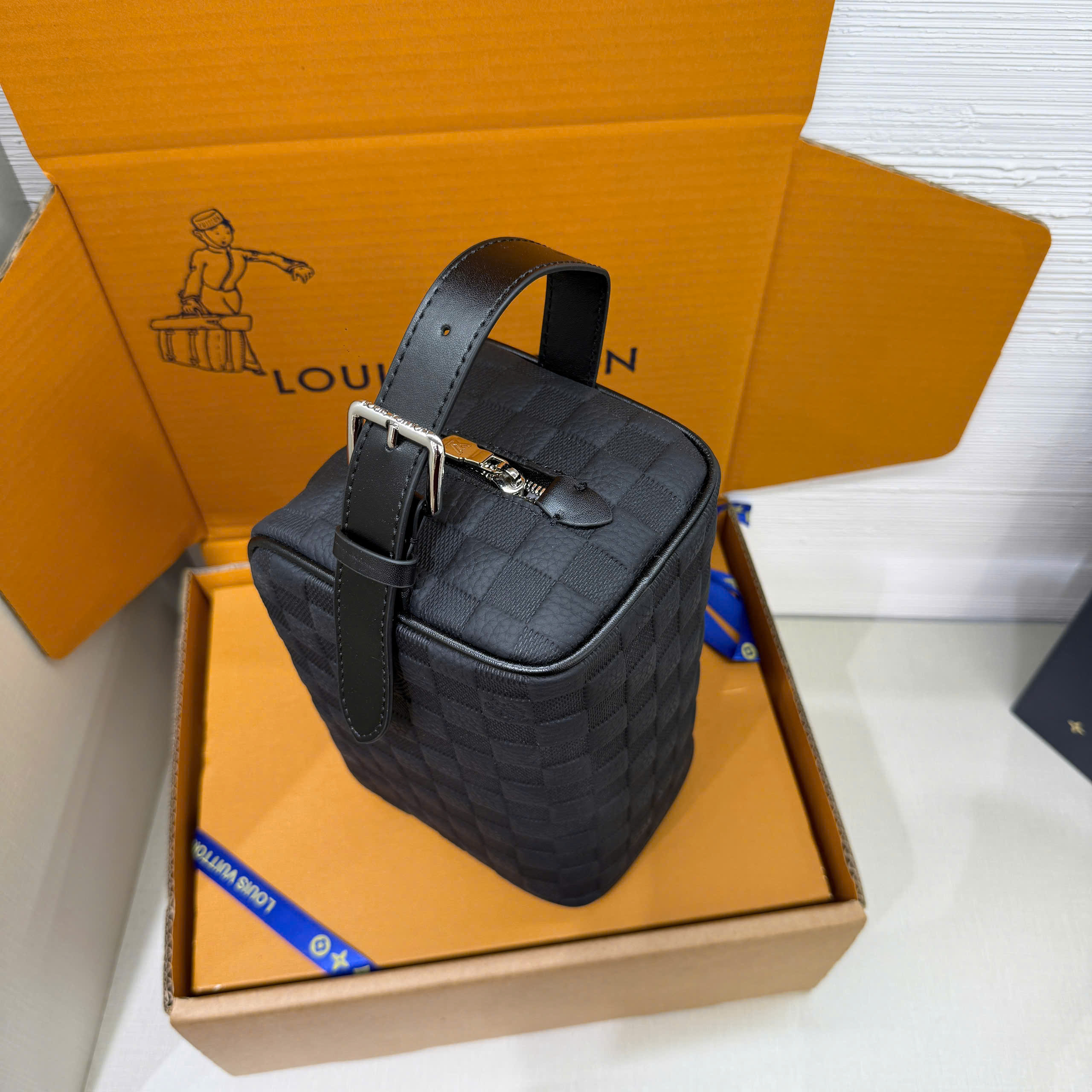 Túi ví Clutch Louis Vuitton LV Locker Dopp Kit Mono Canvas Caro Like Auth 23x13x12 PLD