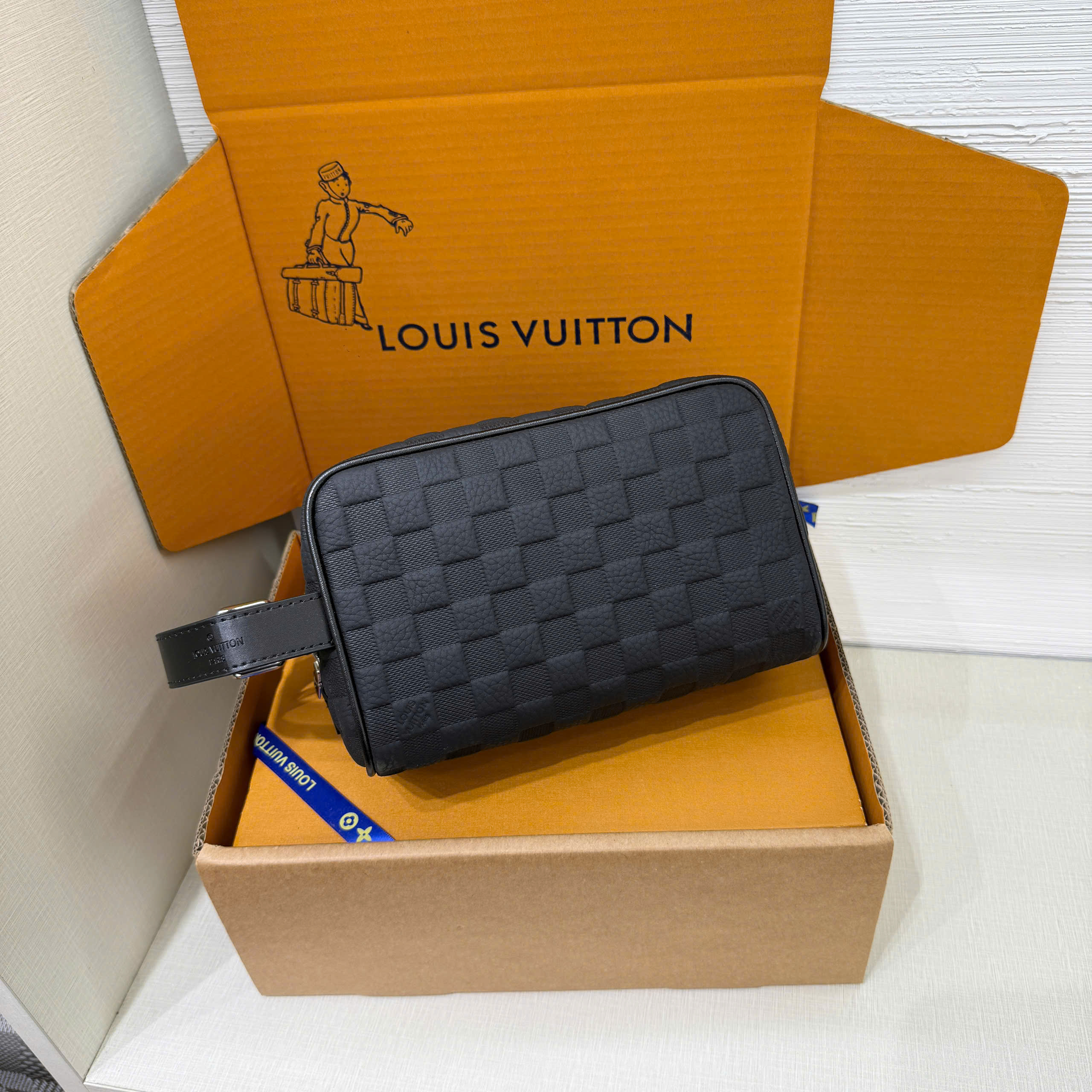 Túi ví Clutch Louis Vuitton LV Locker Dopp Kit Mono Canvas Caro Like Auth 23x13x12 PLD