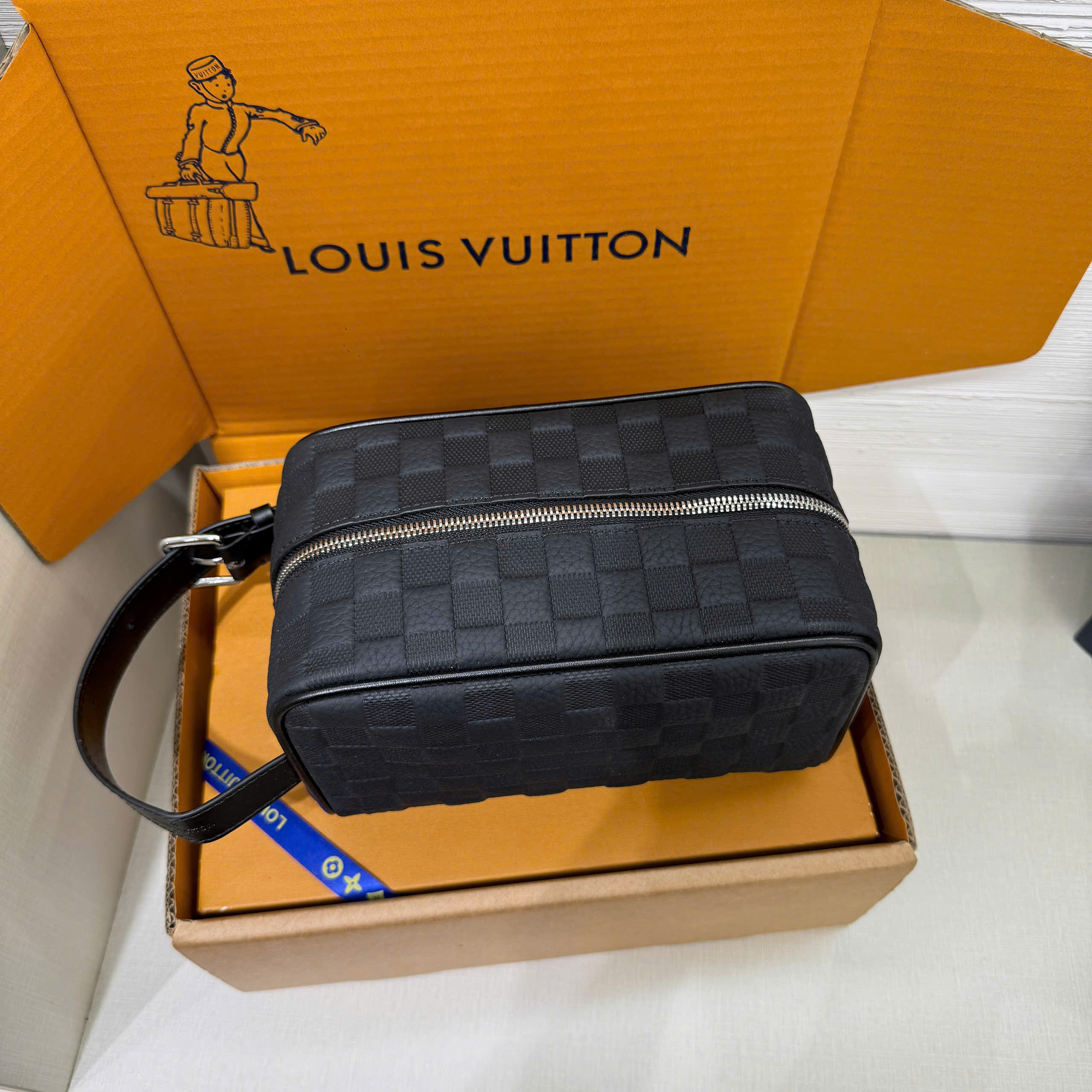 Túi ví Clutch Louis Vuitton LV Locker Dopp Kit Mono Canvas Caro Like Auth 23x13x12 PLD