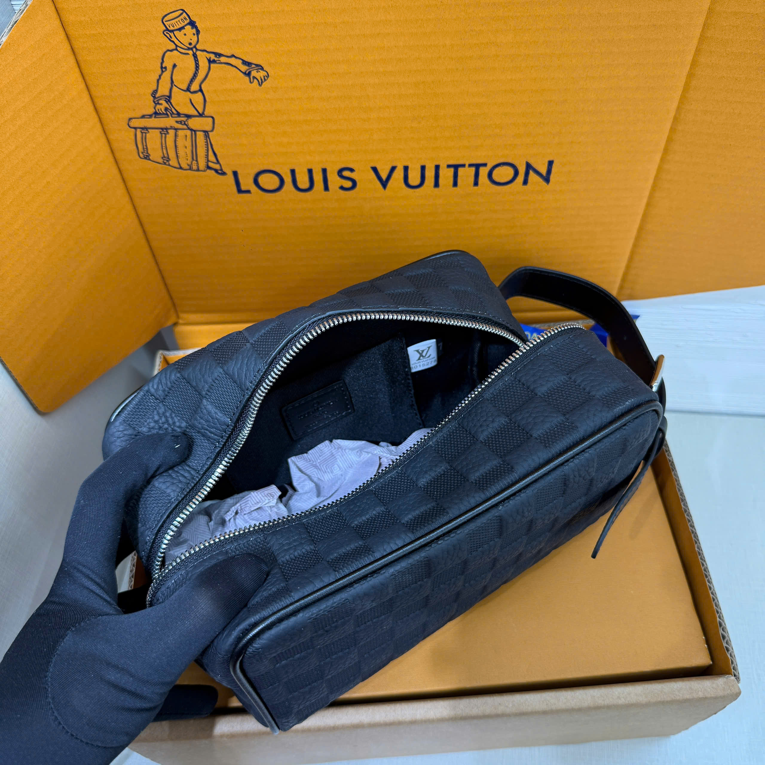 Túi ví Clutch Louis Vuitton LV Locker Dopp Kit Mono Canvas Caro Like Auth 23x13x12 PLD