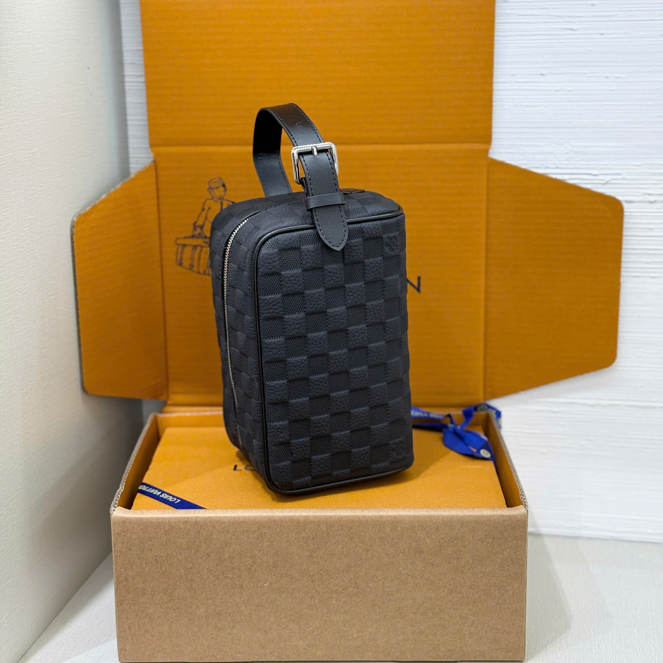 Túi ví Clutch Louis Vuitton LV Locker Dopp Kit Mono Canvas Caro Like Auth 23x13x12 PLD