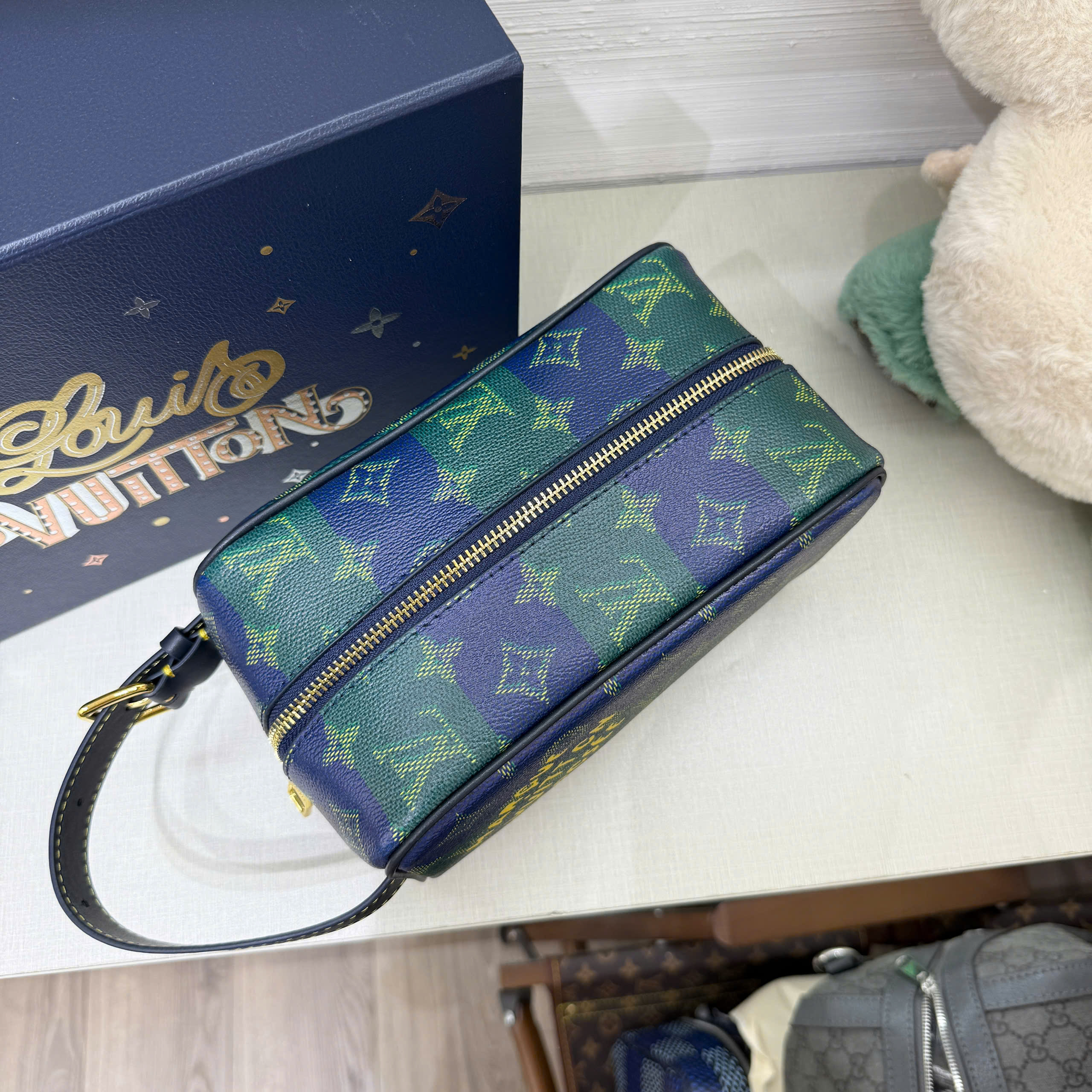 Túi ví Clutch Louis Vuitton LV Locker Dopp Kit monogram Heritage Like Auth 23x13x12 PLD