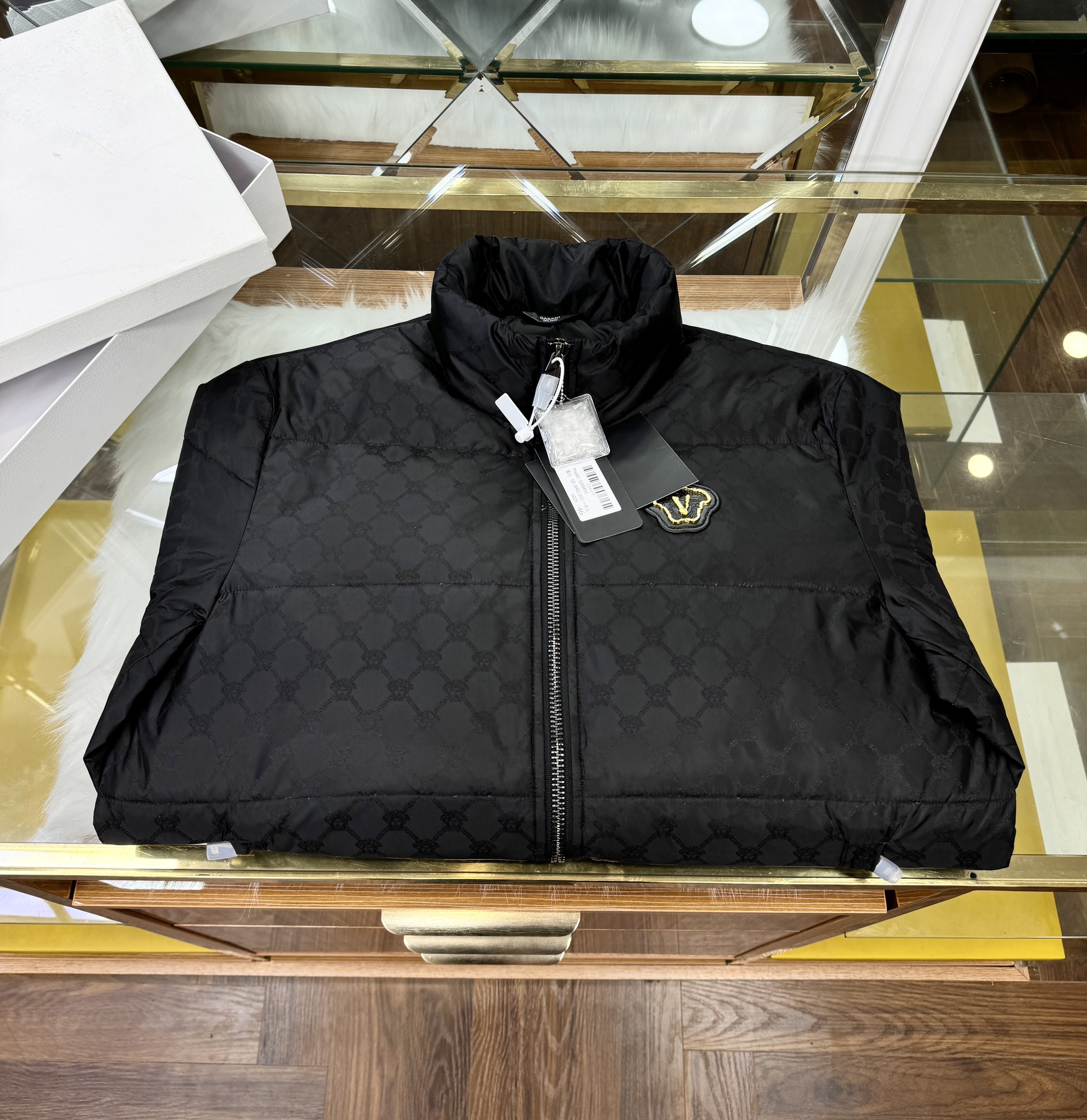 Áo khoác phao Versace VS kéo khóa cổ cao logo thêu ngực Like Auth 44-50 CD