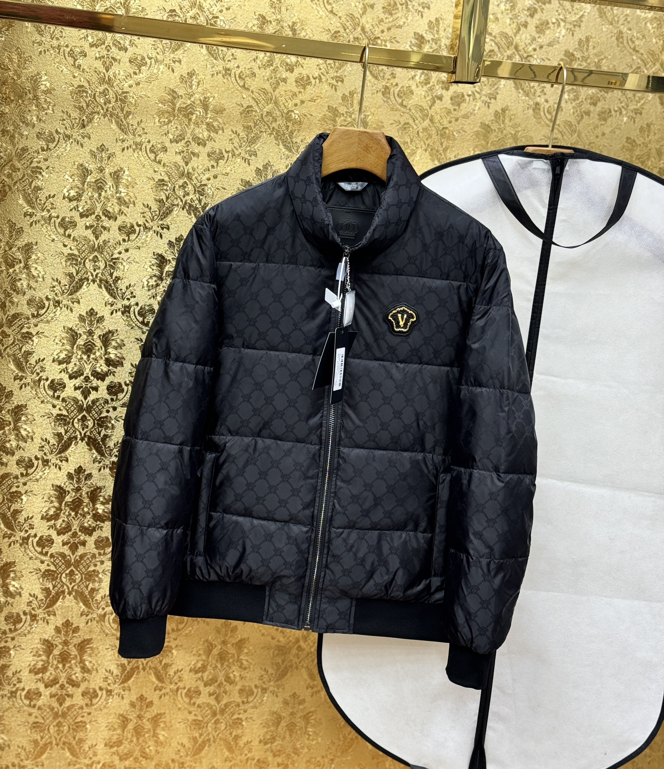 Áo khoác phao Versace VS kéo khóa cổ cao logo thêu ngực Like Auth 44-50 CD