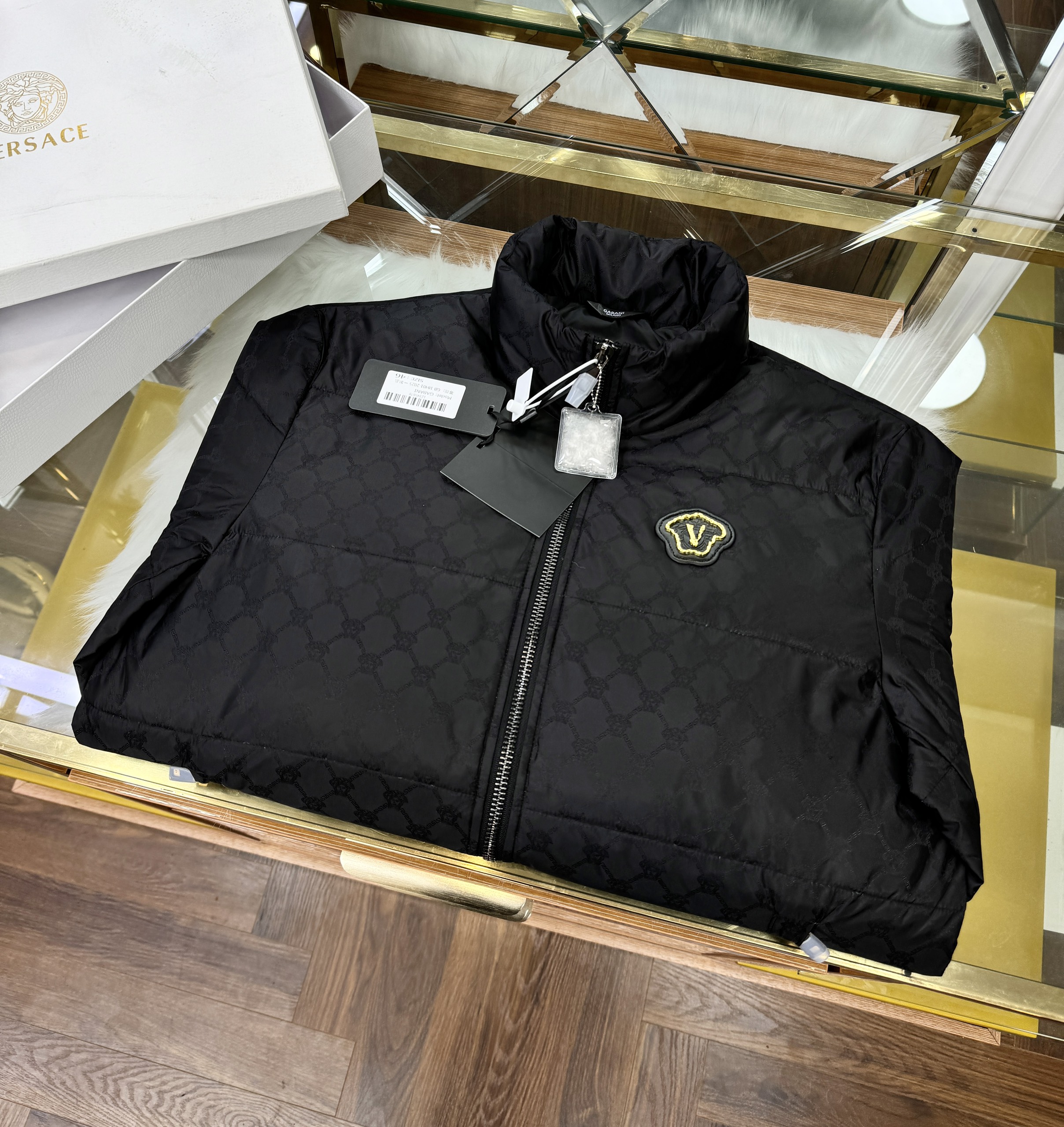 Áo khoác phao Versace VS kéo khóa cổ cao logo thêu ngực Like Auth 44-50 CD