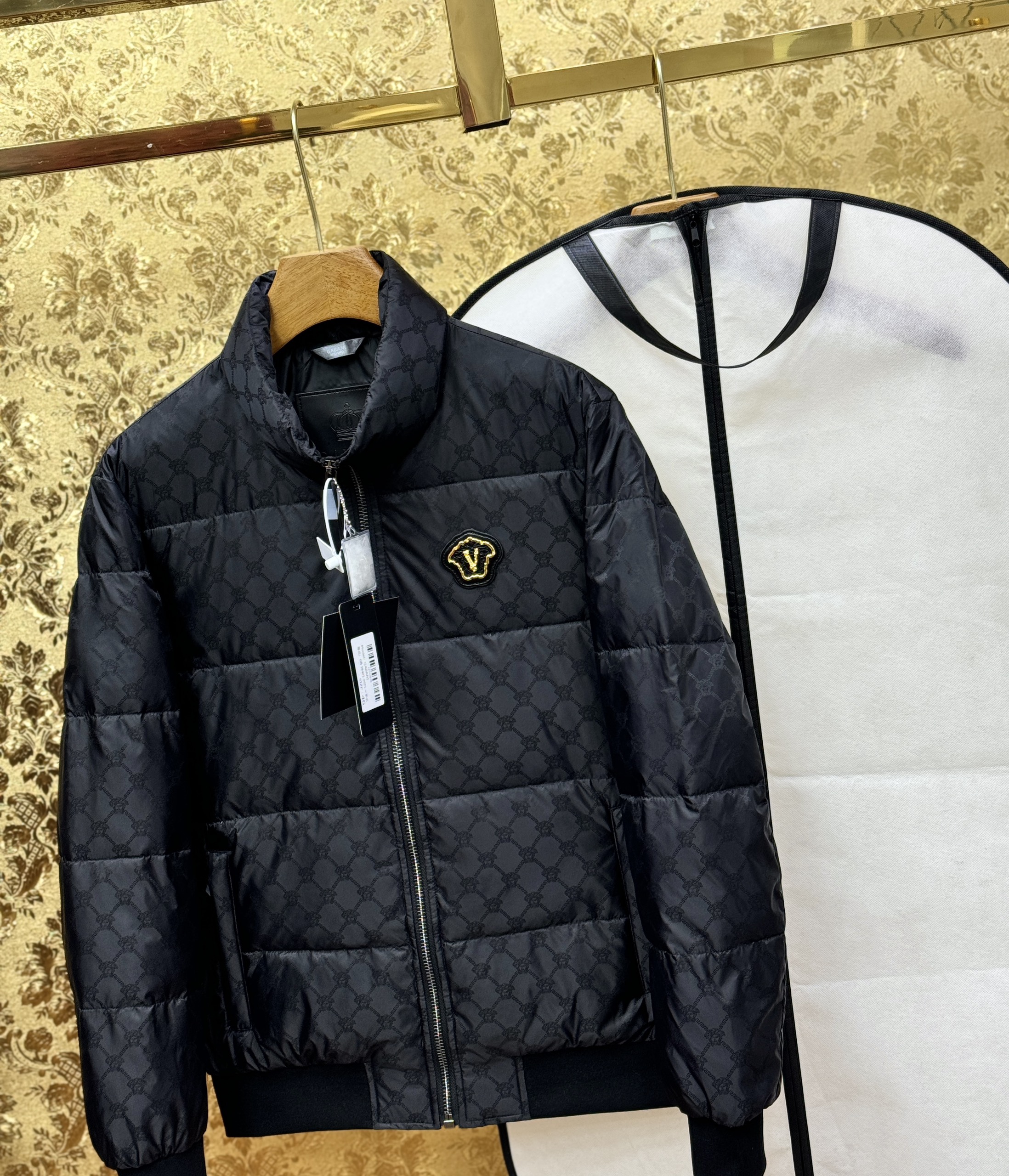 Áo khoác phao Versace VS kéo khóa cổ cao logo thêu ngực Like Auth 44-50 CD