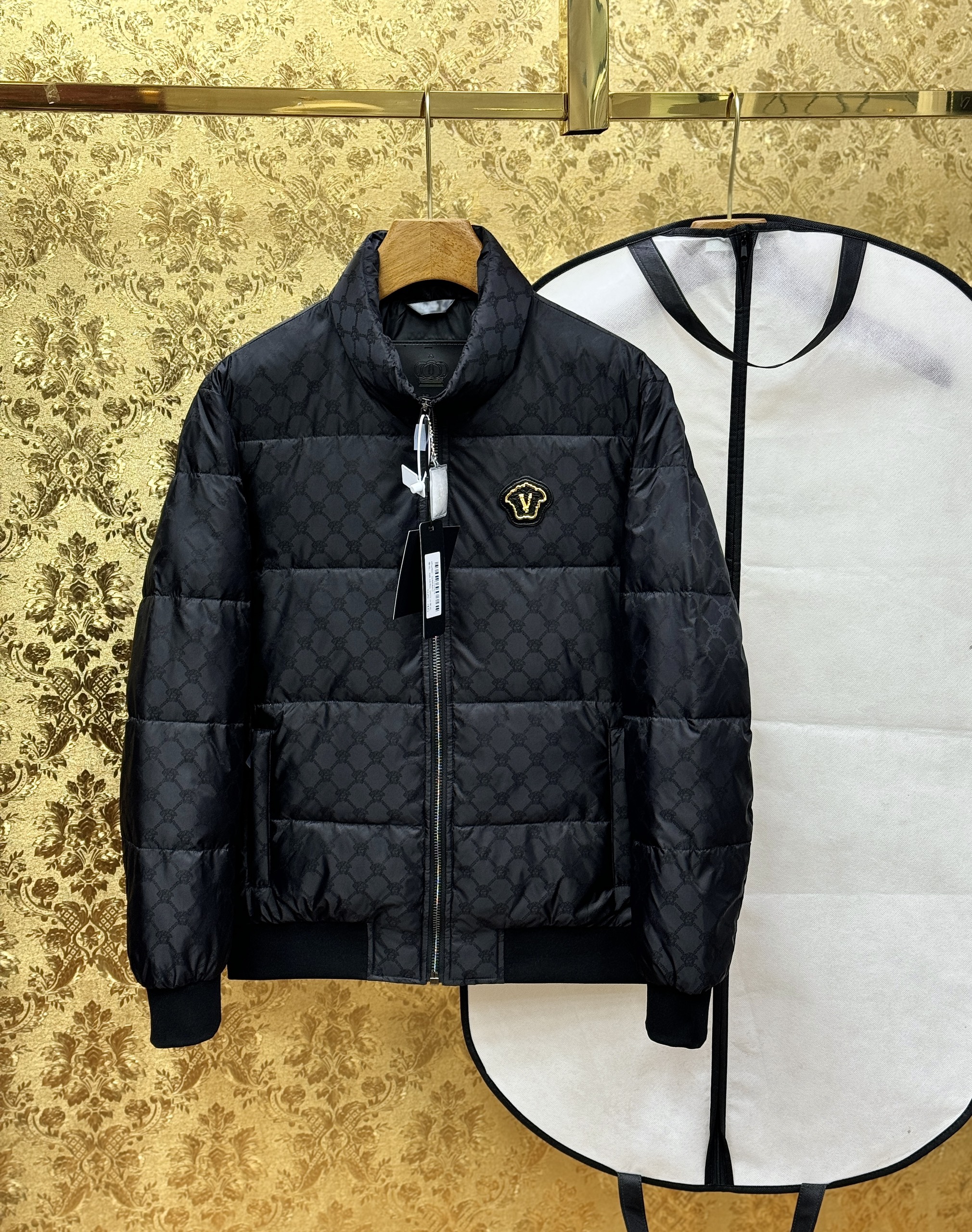 Áo khoác phao Versace VS kéo khóa cổ cao logo thêu ngực Like Auth 44-50 CD