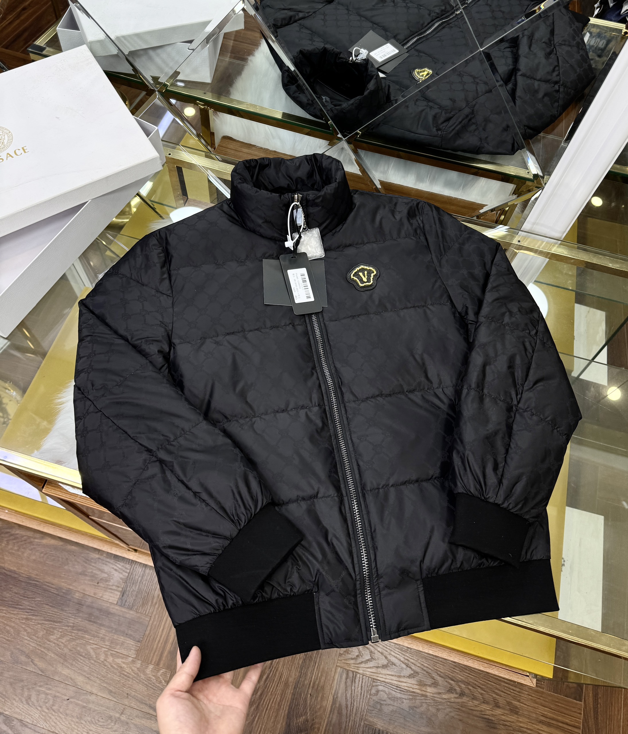 Áo khoác phao Versace VS kéo khóa cổ cao logo thêu ngực Like Auth 44-50 CD