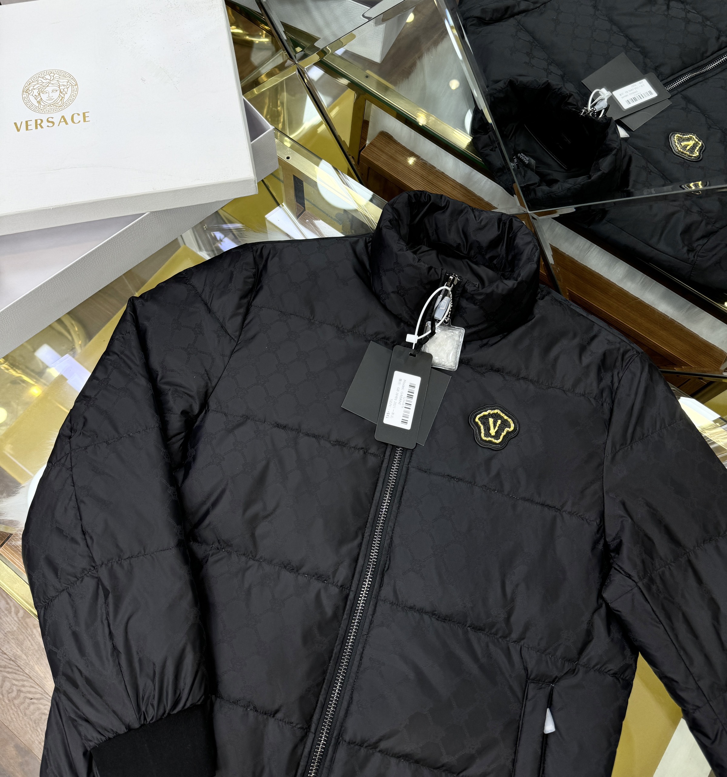 Áo khoác phao Versace VS kéo khóa cổ cao logo thêu ngực Like Auth 44-50 CD