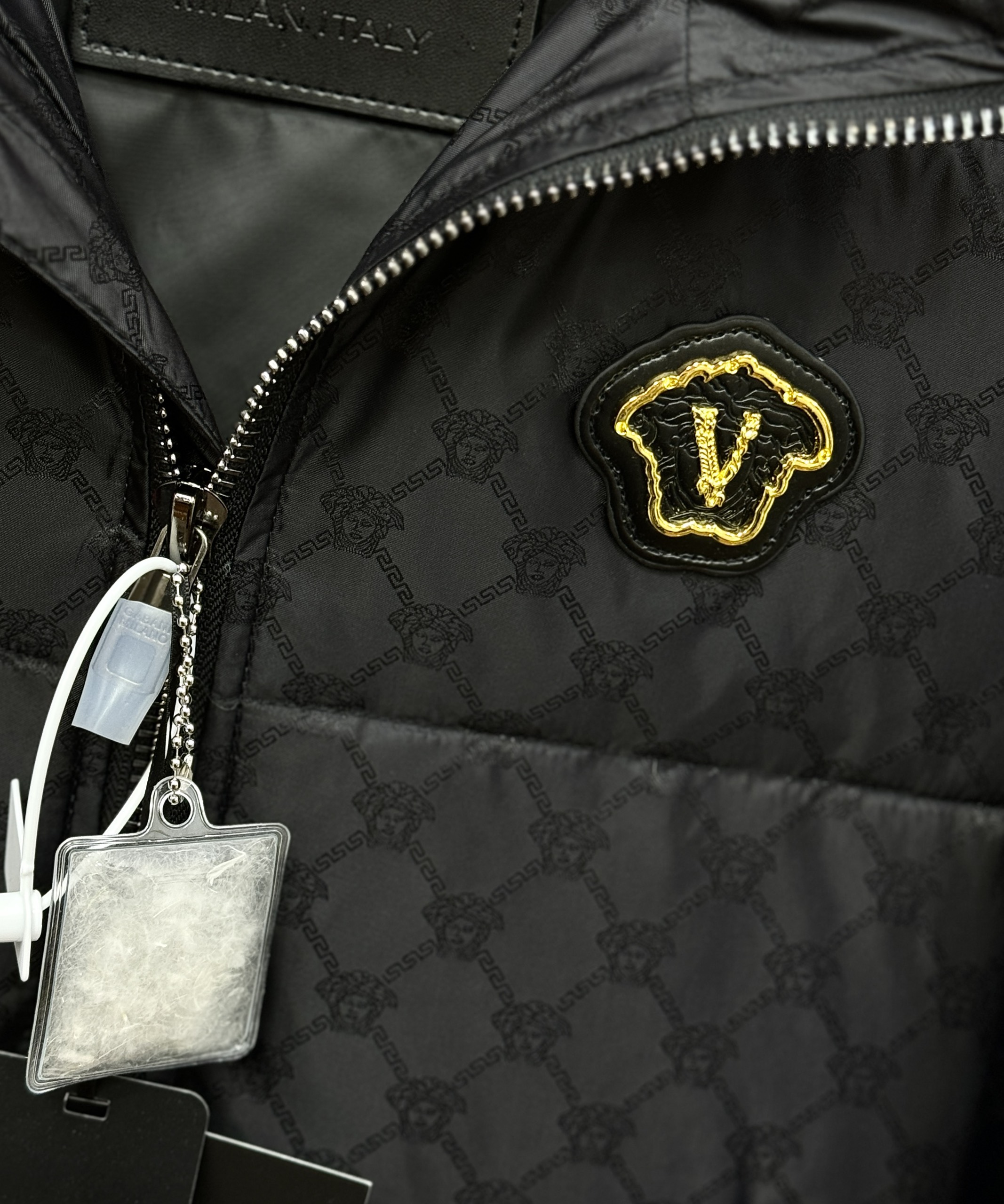 Áo khoác phao Versace VS kéo khóa cổ cao logo thêu ngực Like Auth 44-50 CD