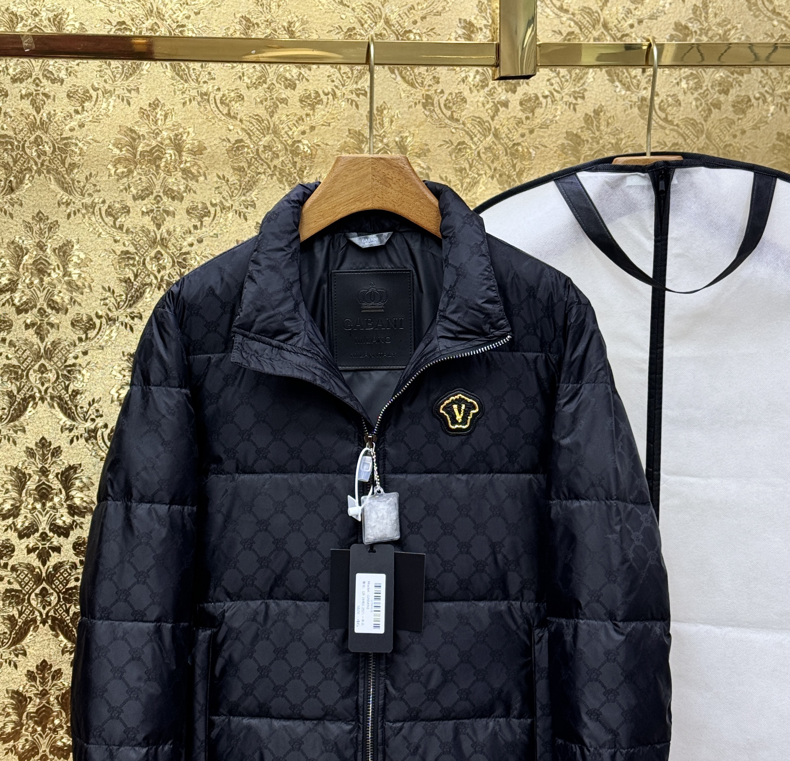 Áo khoác phao Versace VS kéo khóa cổ cao logo thêu ngực Like Auth 44-50 CD