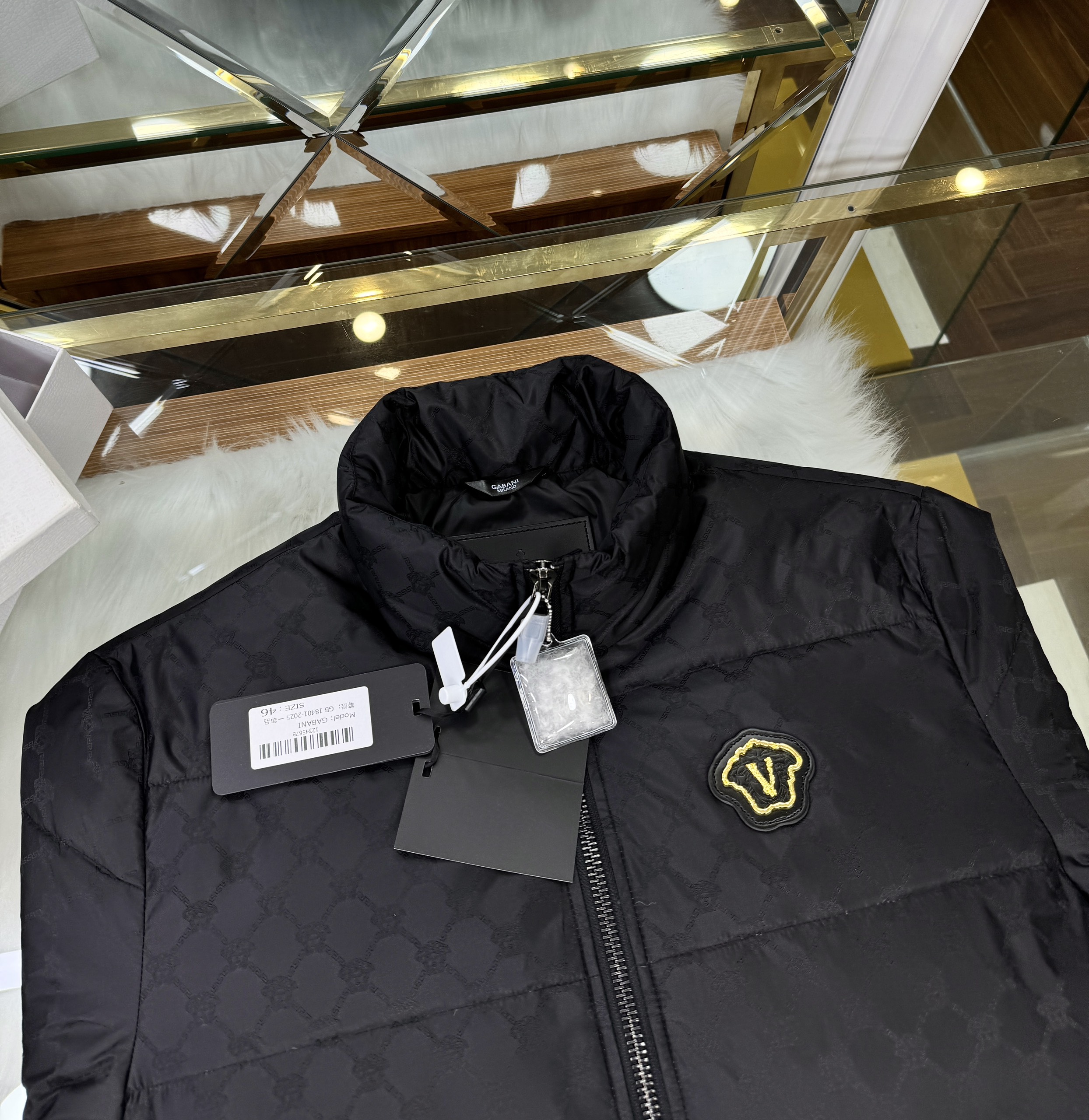 Áo khoác phao Versace VS kéo khóa cổ cao logo thêu ngực Like Auth 44-50 CD