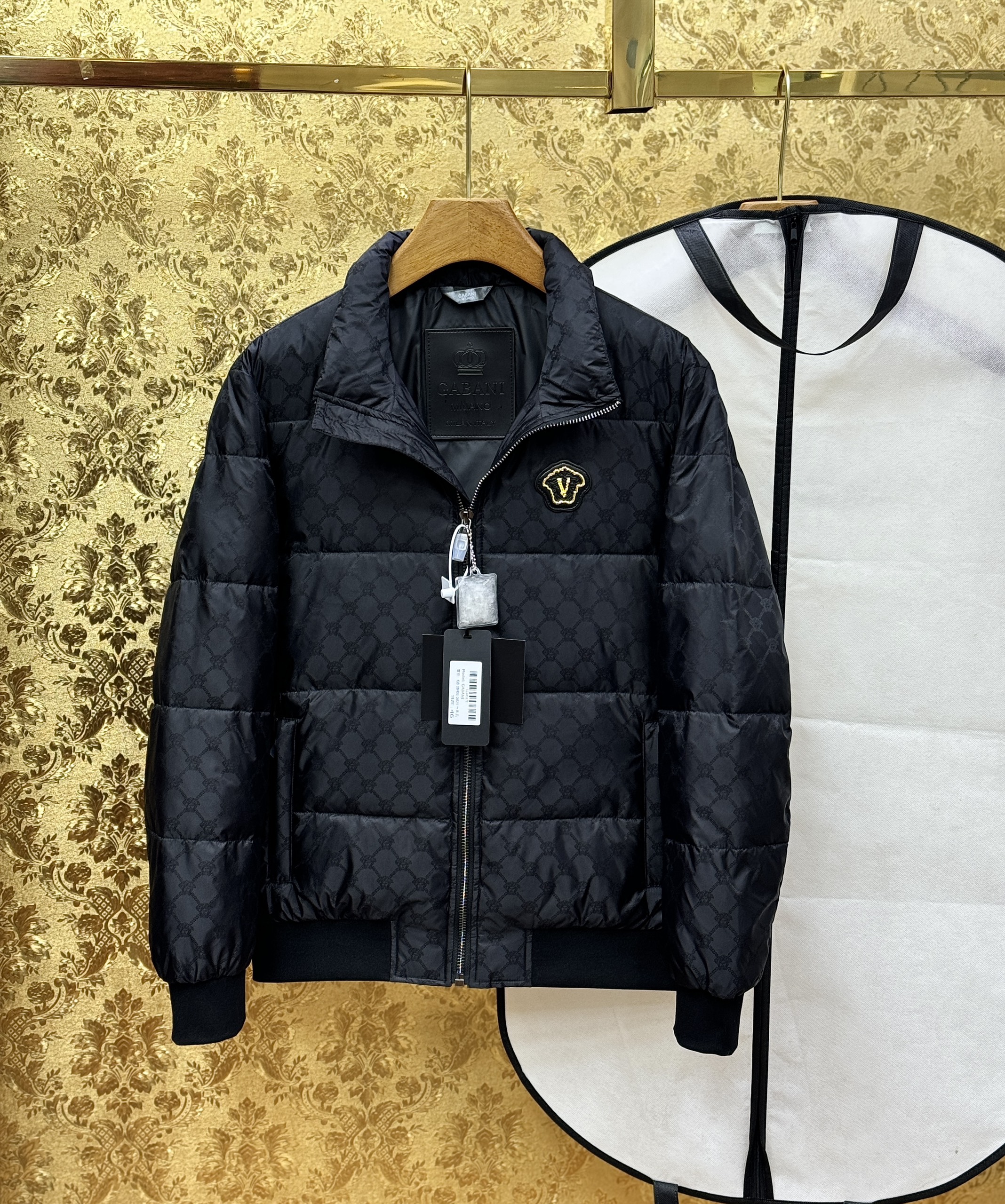 Áo khoác phao Versace VS kéo khóa cổ cao logo thêu ngực Like Auth 44-50 CD