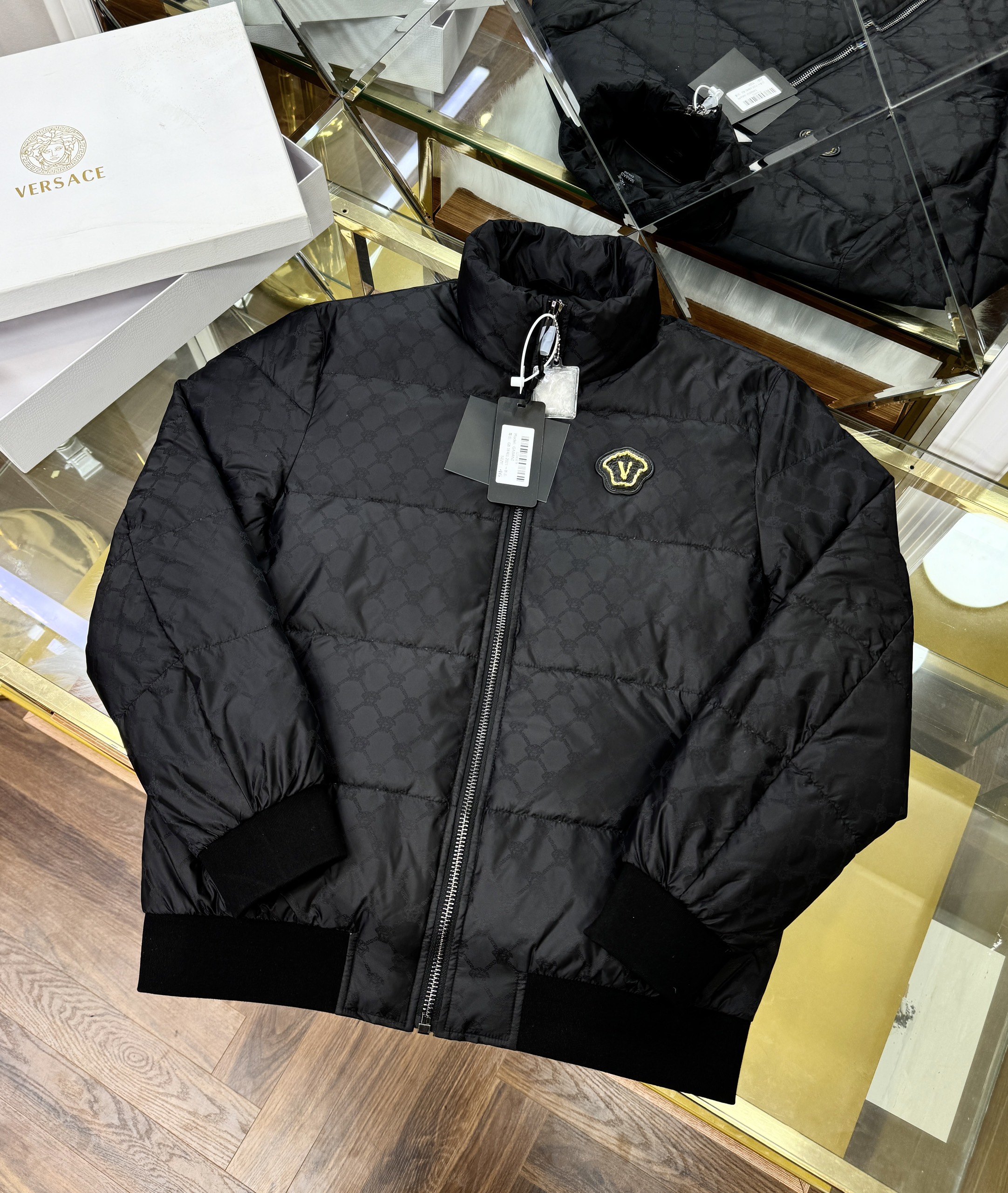 Áo khoác phao Versace VS kéo khóa cổ cao logo thêu ngực Like Auth 44-50 CD