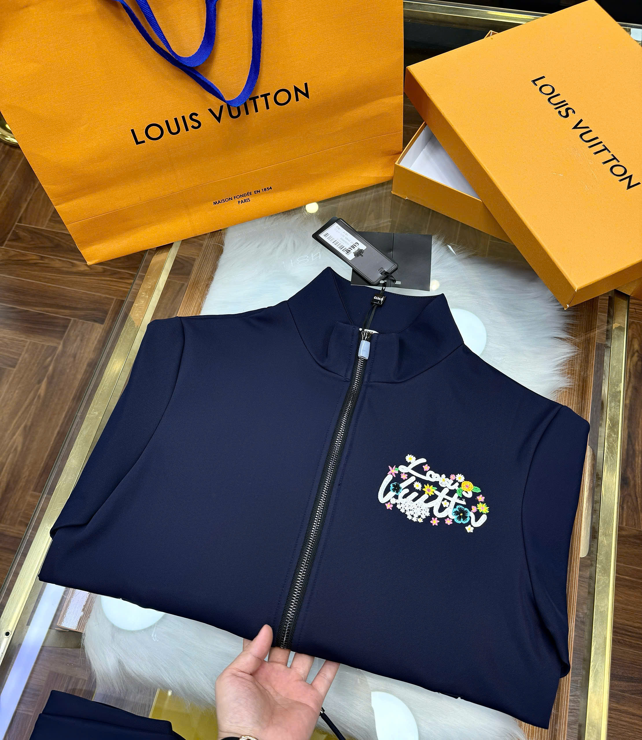 Set bộ nỉ Louis Vuitton LV Xanh than logo thêu họa tiết trước sau Like Auth 44-50 CD