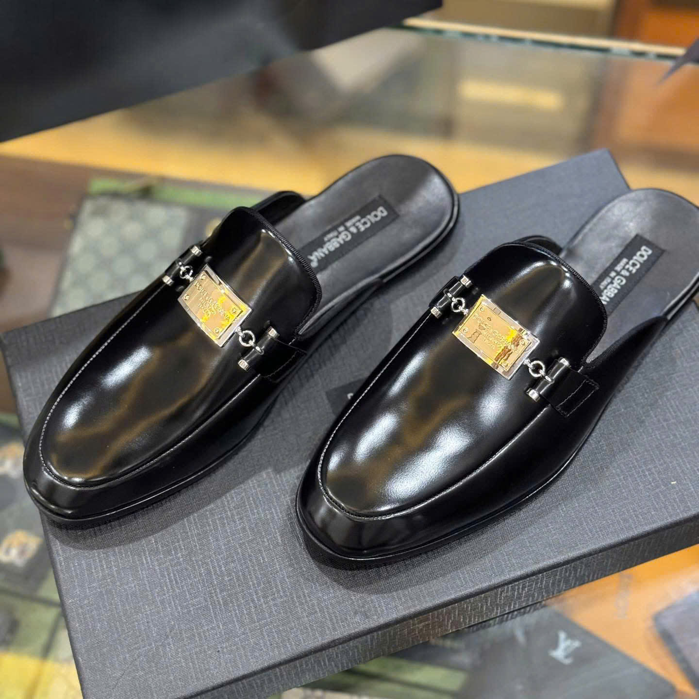 Giày sục Dolce Gabbana DG Đen bóng logo tag vuông đế gỗ Like Auth 38-43 DDT