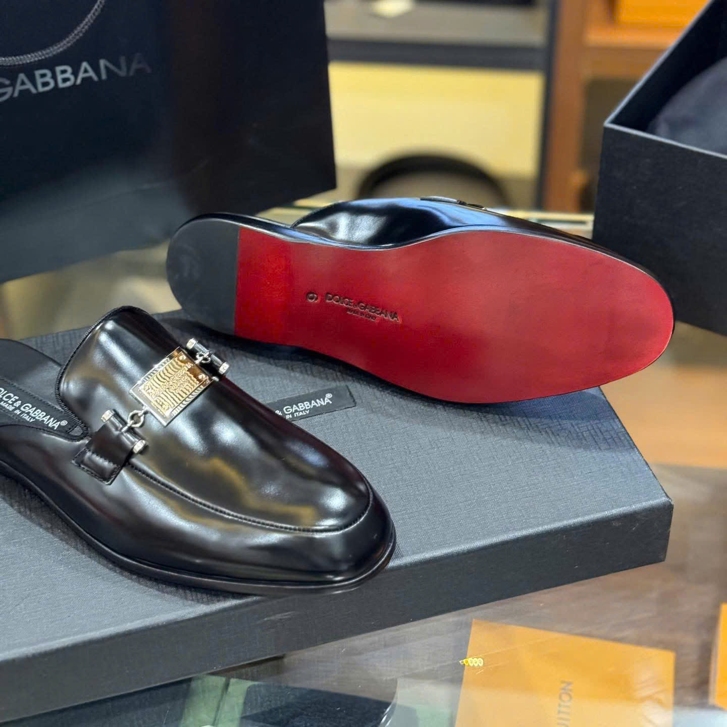 Giày sục Dolce Gabbana DG Đen bóng logo tag vuông đế gỗ Like Auth 38-43 DDT