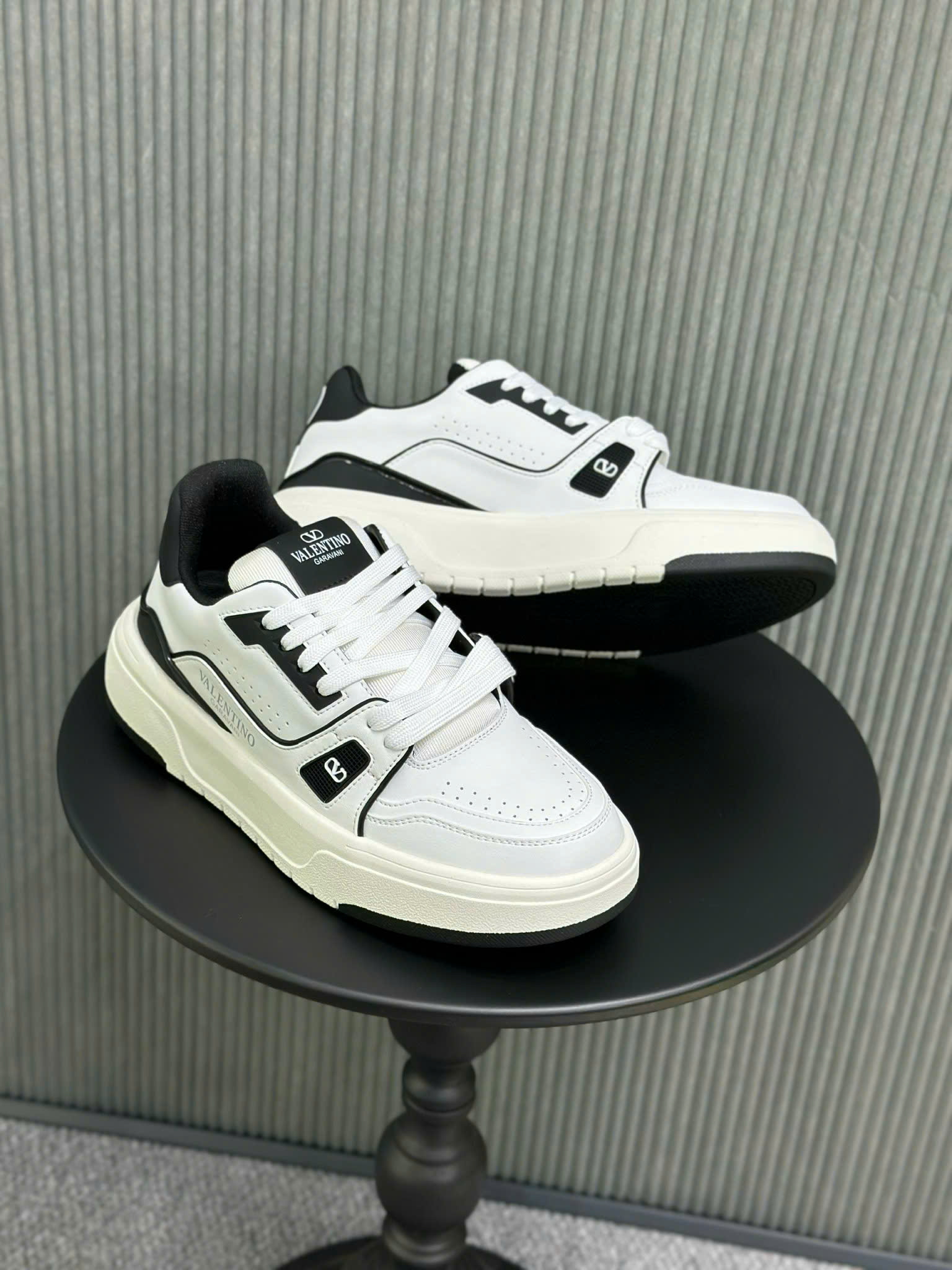 Giày sneaker thể thao Louis Vuitton LV Trắng phối họa tiết Đen 1-1 on web 39-43 VTN