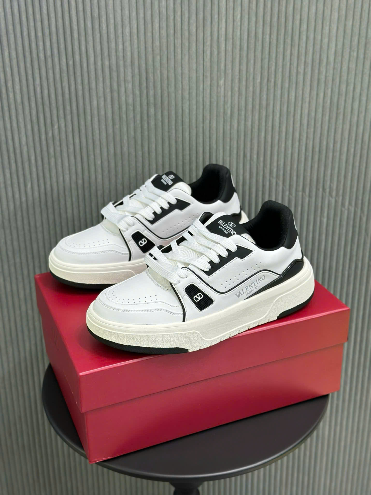 Giày sneaker thể thao Louis Vuitton LV Trắng phối họa tiết Đen 1-1 on web 39-43 VTN