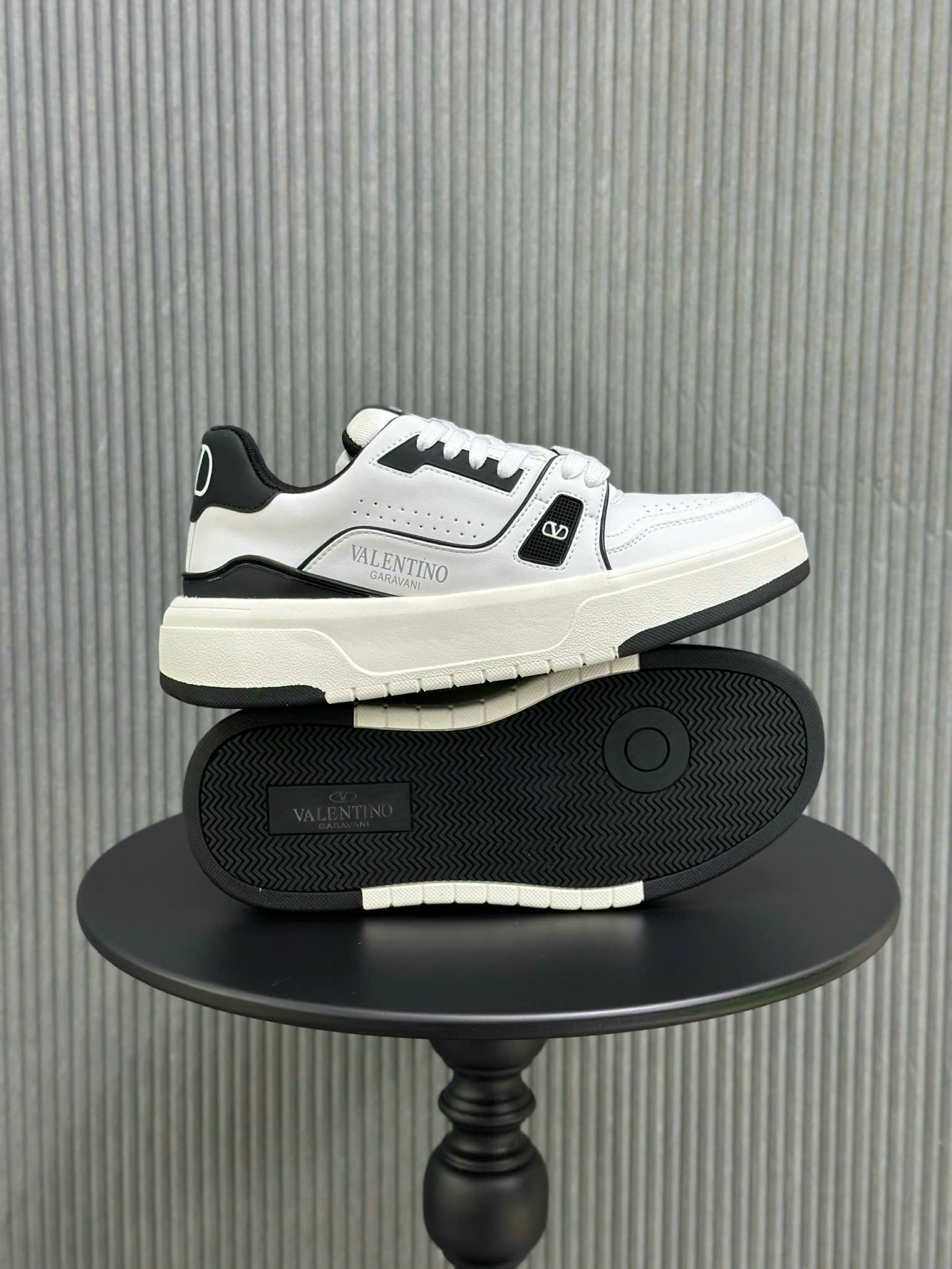 Giày sneaker thể thao Louis Vuitton LV Trắng phối họa tiết Đen 1-1 on web 39-43 VTN