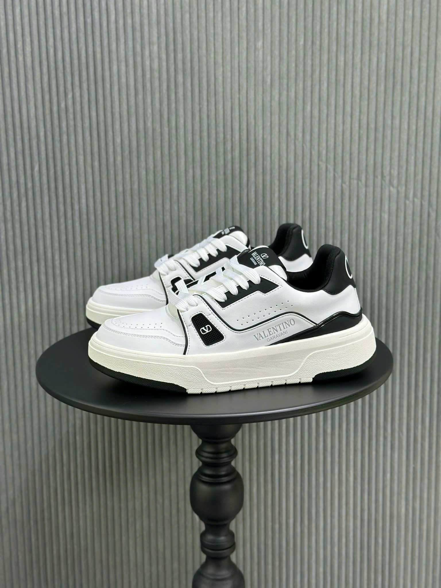 Giày sneaker thể thao Louis Vuitton LV Trắng phối họa tiết Đen 1-1 on web 39-43 VTN