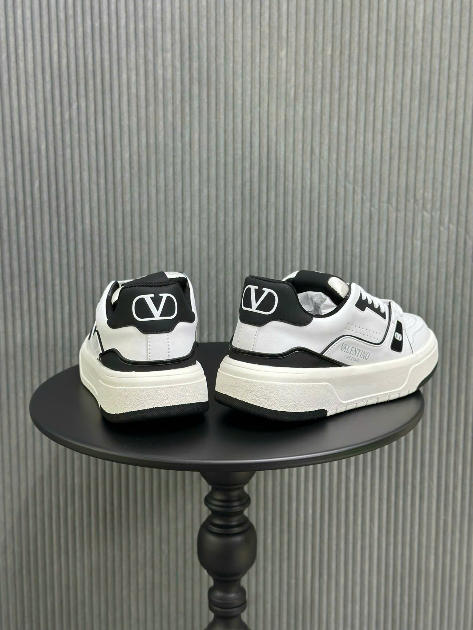 Giày sneaker thể thao Louis Vuitton LV Trắng phối họa tiết Đen 1-1 on web 39-43 VTN