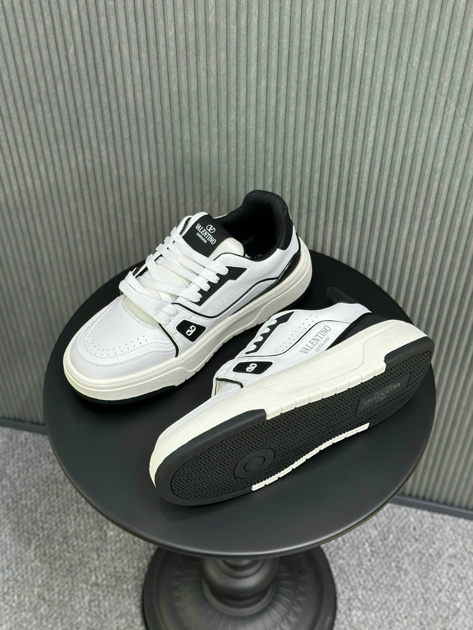 Giày sneaker thể thao Louis Vuitton LV Trắng phối họa tiết Đen 1-1 on web 39-43 VTN