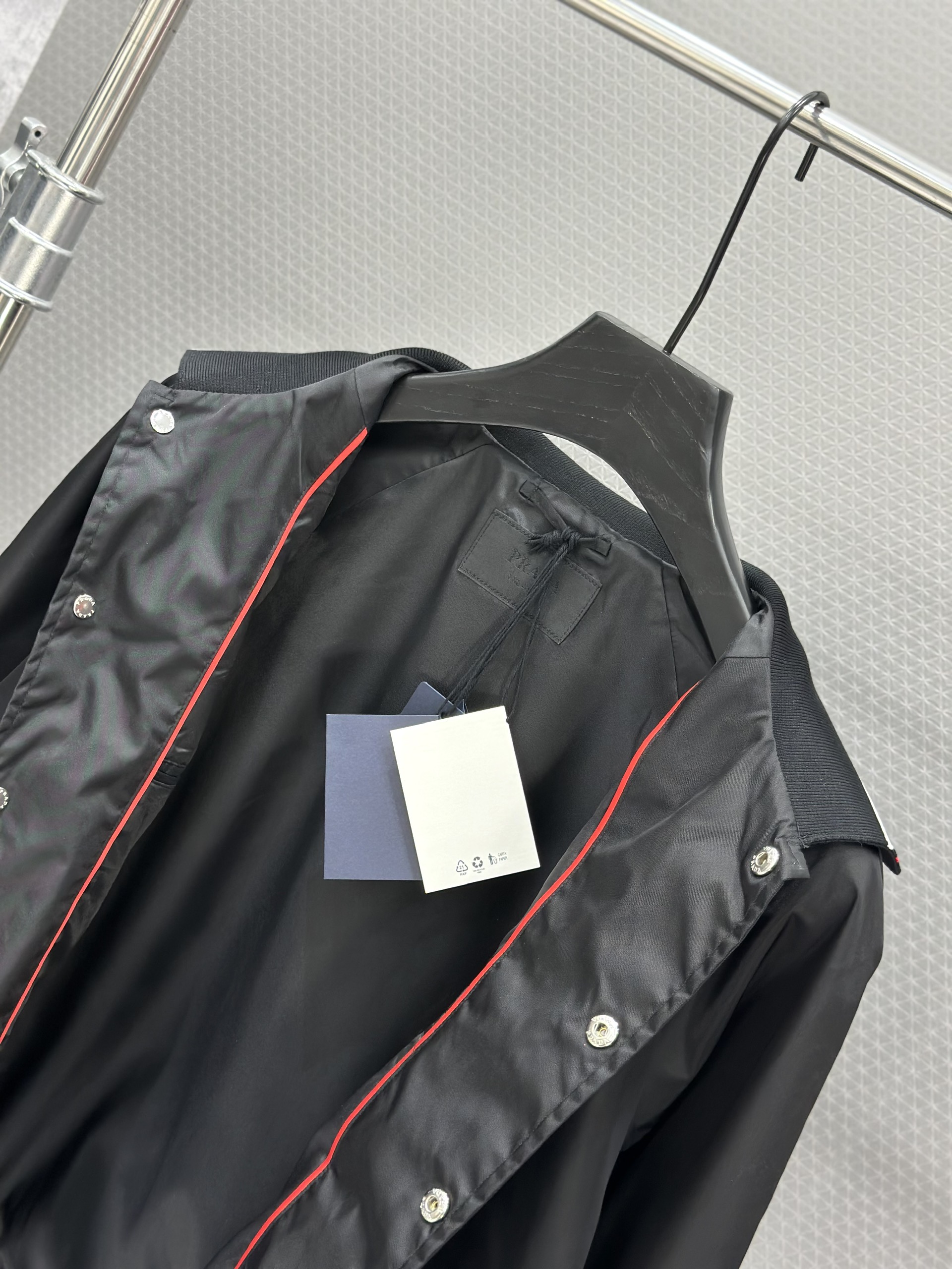 Áo khoác Prada Đen bấm khuy cổ bẻ logo tam giác đính ngực Like Auth S-L VTN