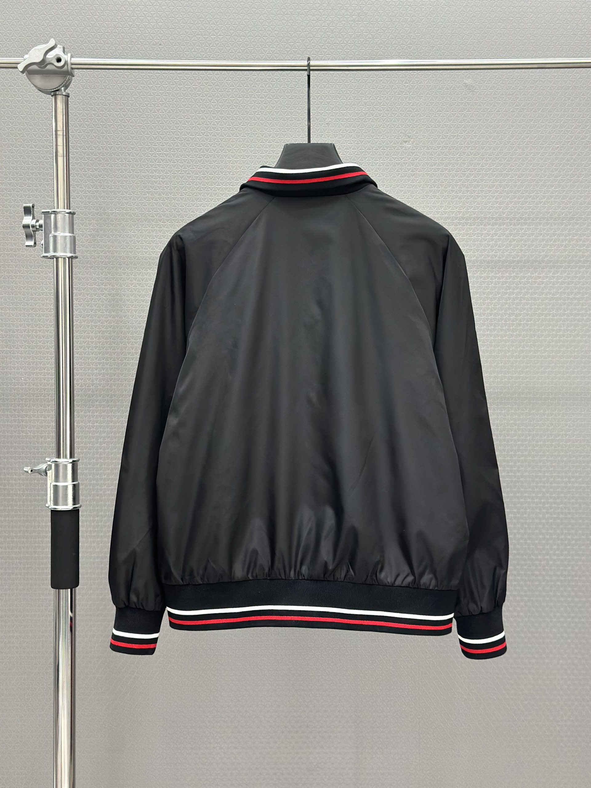 Áo khoác Prada Đen bấm khuy cổ bẻ logo tam giác đính ngực Like Auth S-L VTN