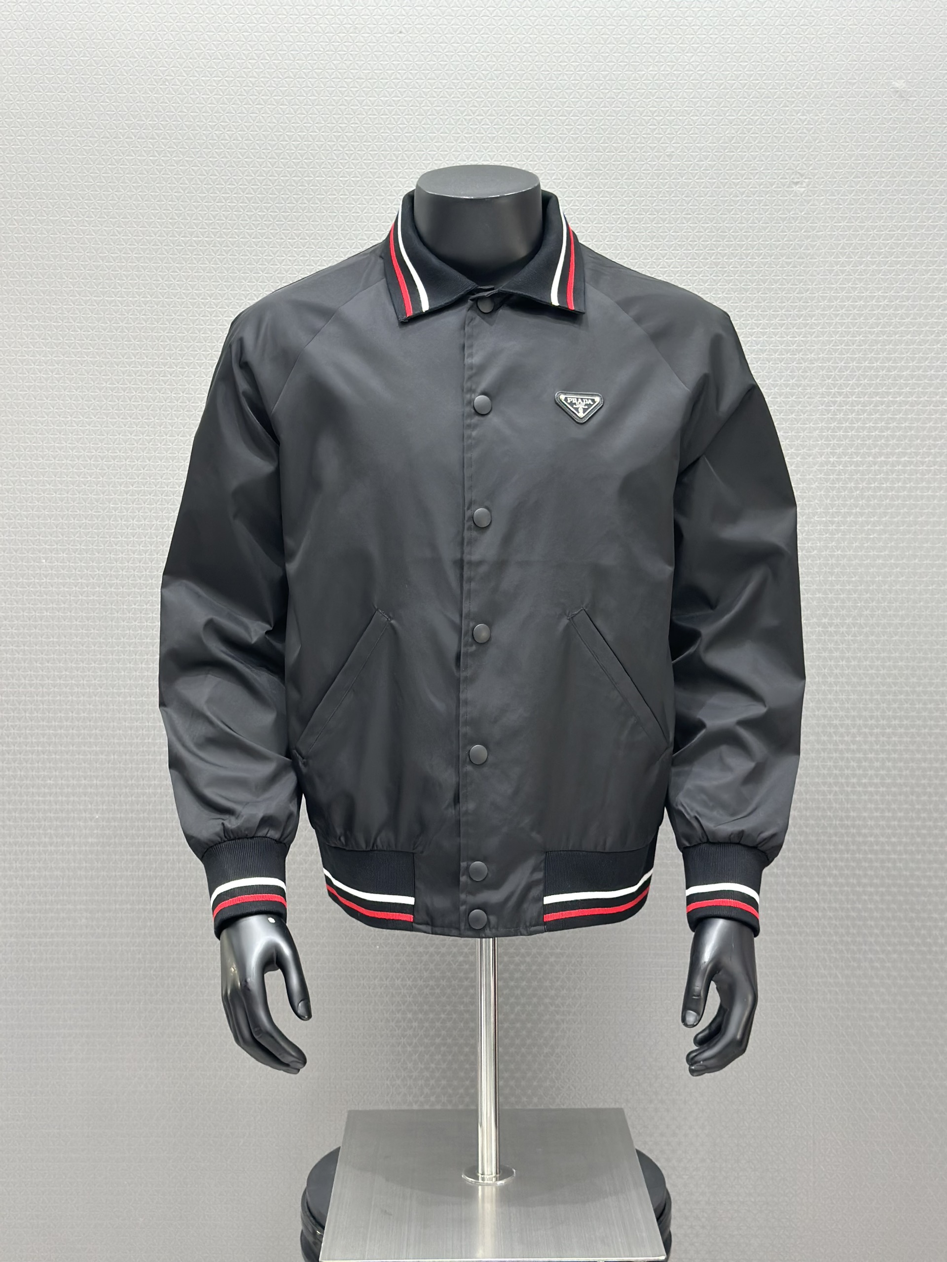 Áo khoác Prada Đen bấm khuy cổ bẻ logo tam giác đính ngực Like Auth S-L VTN