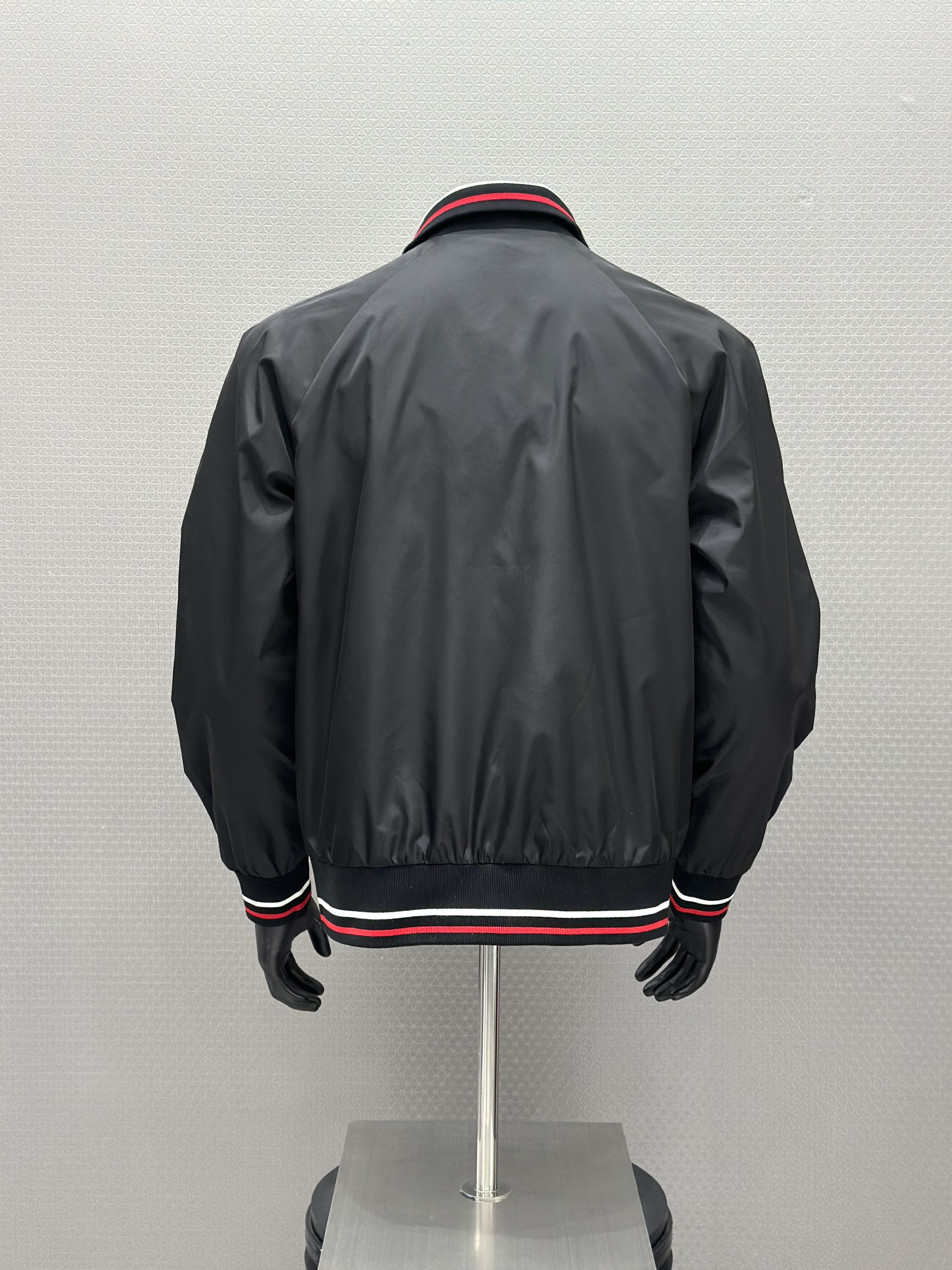 Áo khoác Prada Đen bấm khuy cổ bẻ logo tam giác đính ngực Like Auth S-L VTN