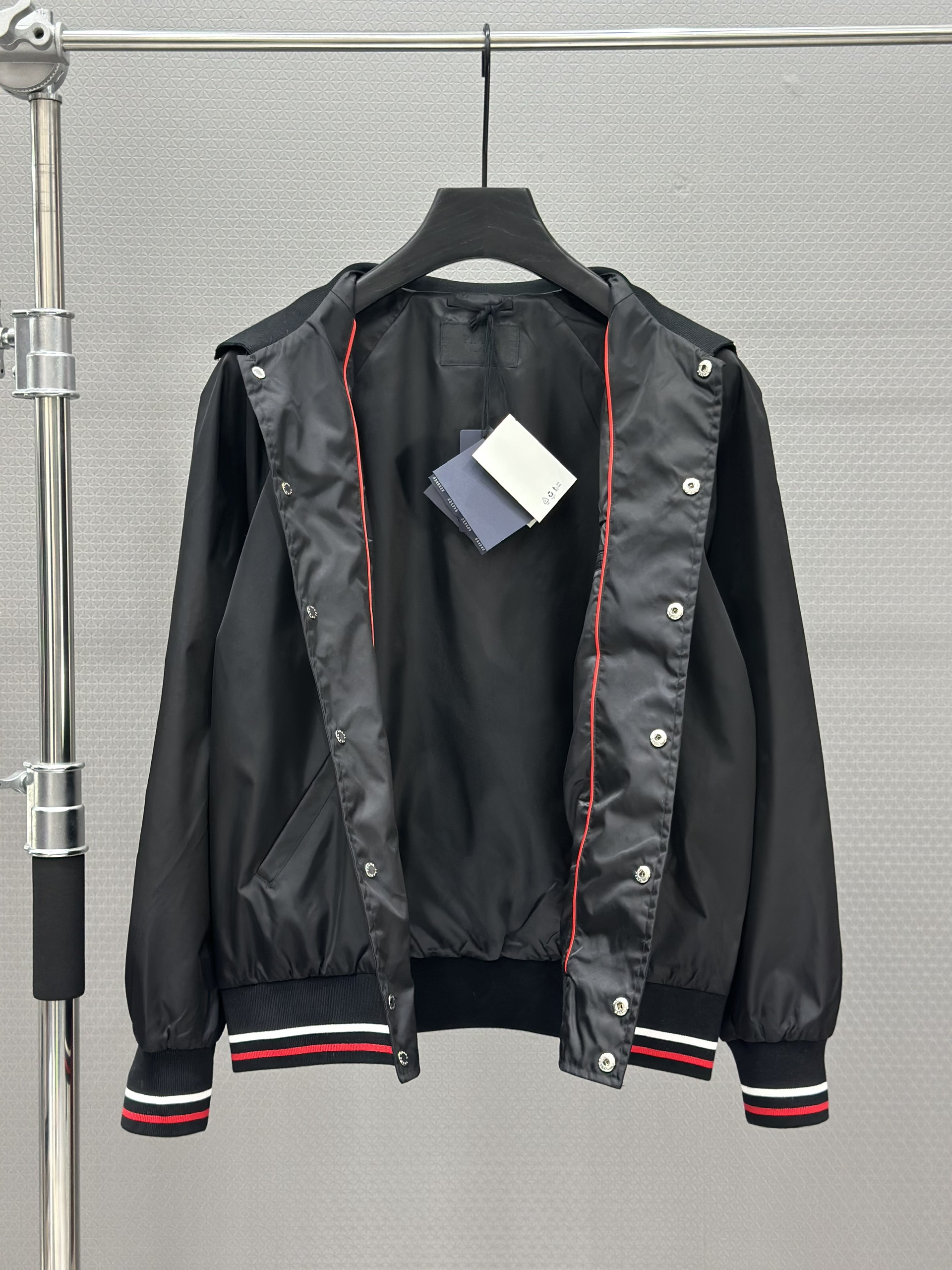 Áo khoác Prada Đen bấm khuy cổ bẻ logo tam giác đính ngực Like Auth S-L VTN