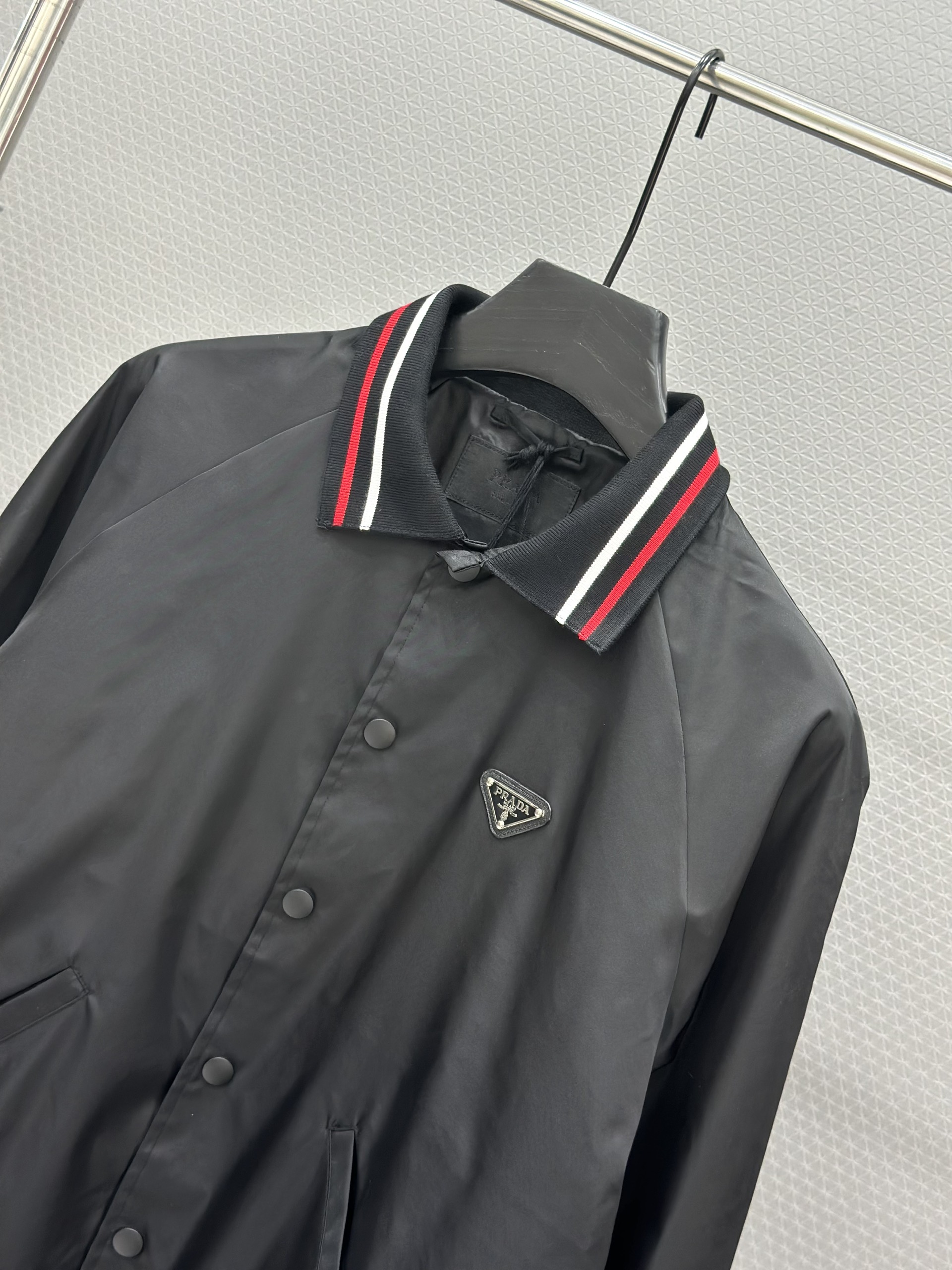 Áo khoác Prada Đen bấm khuy cổ bẻ logo tam giác đính ngực Like Auth S-L VTN
