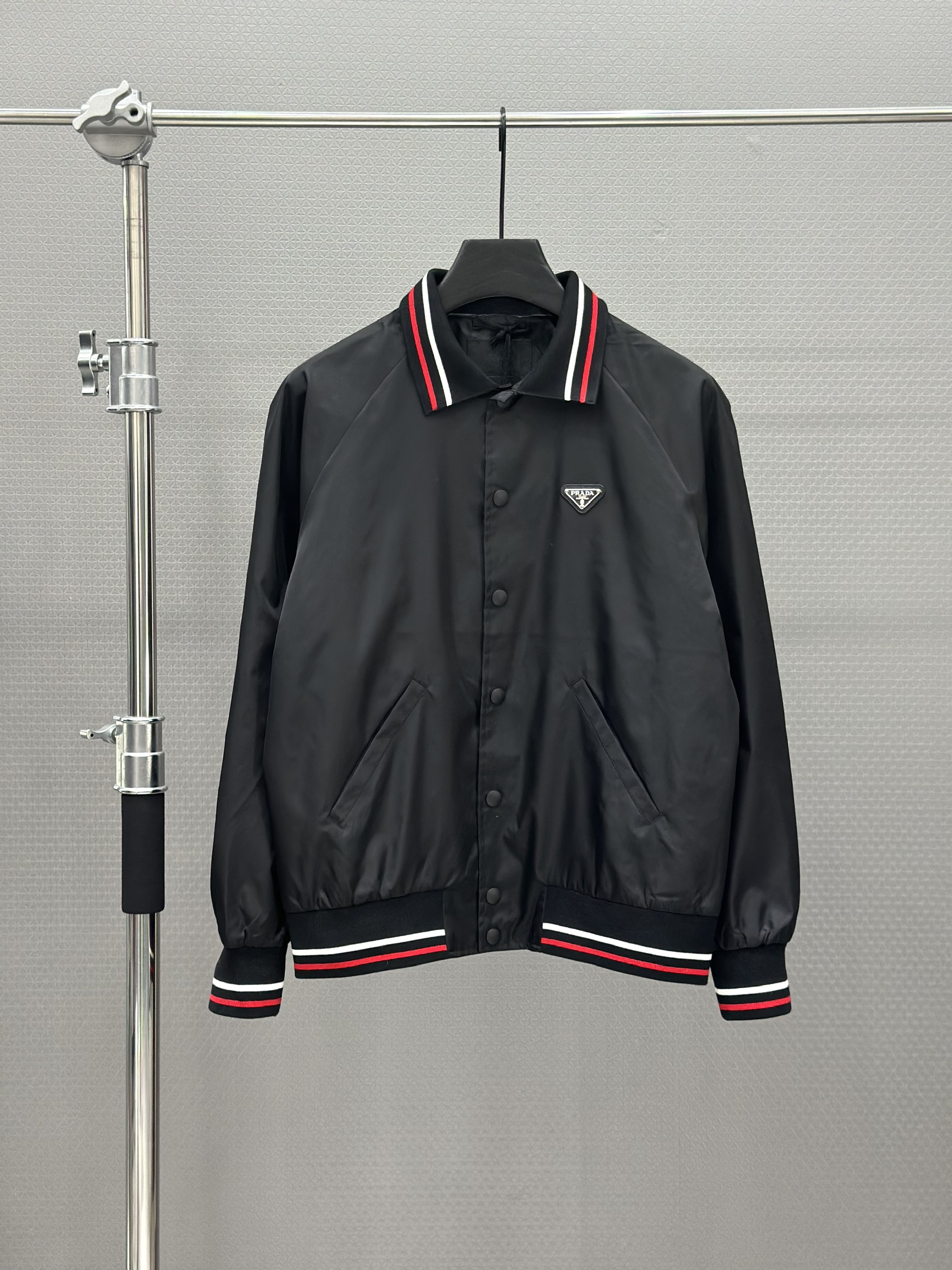 Áo khoác Prada Đen bấm khuy cổ bẻ logo tam giác đính ngực Like Auth S-L VTN