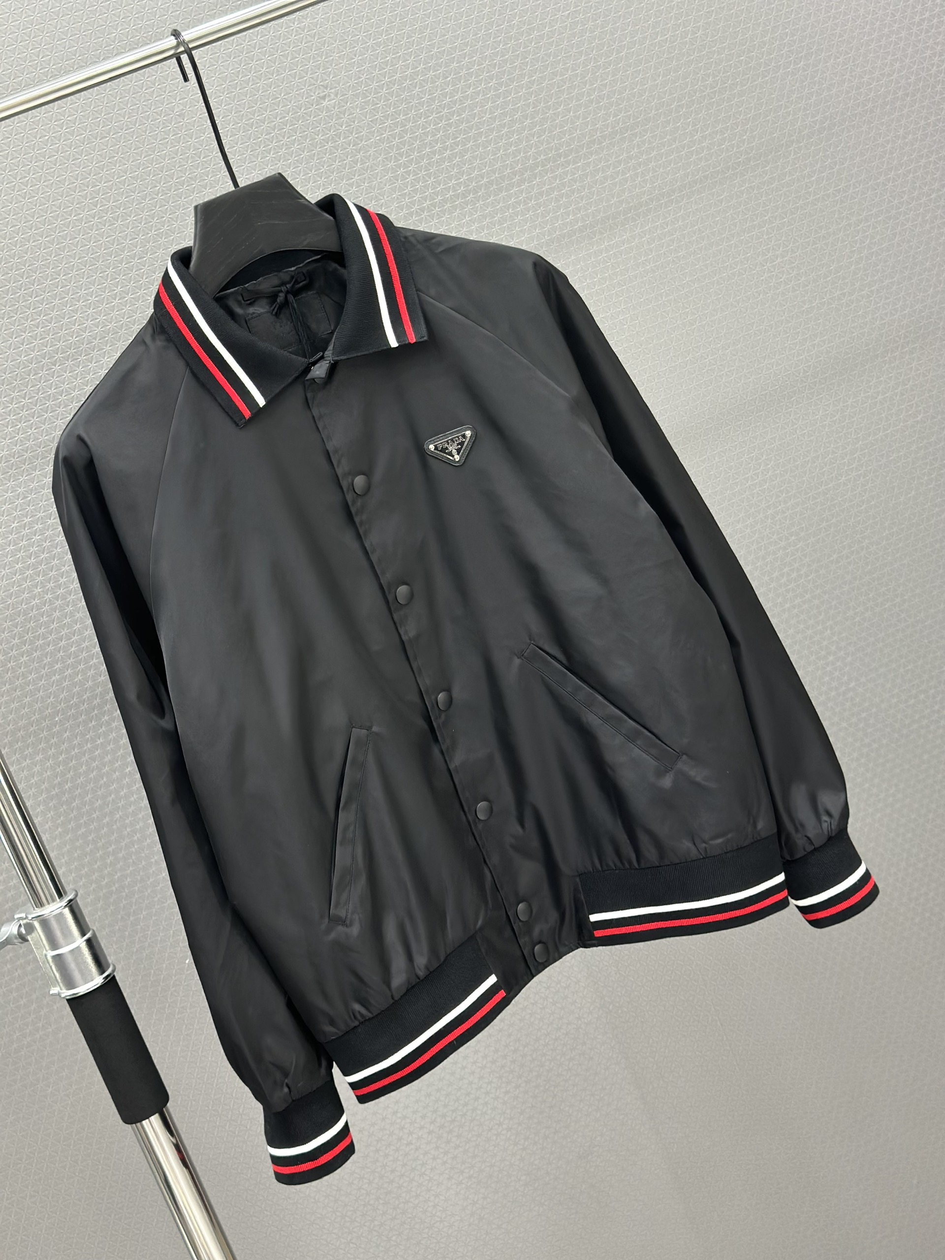 Áo khoác Prada Đen bấm khuy cổ bẻ logo tam giác đính ngực Like Auth S-L VTN