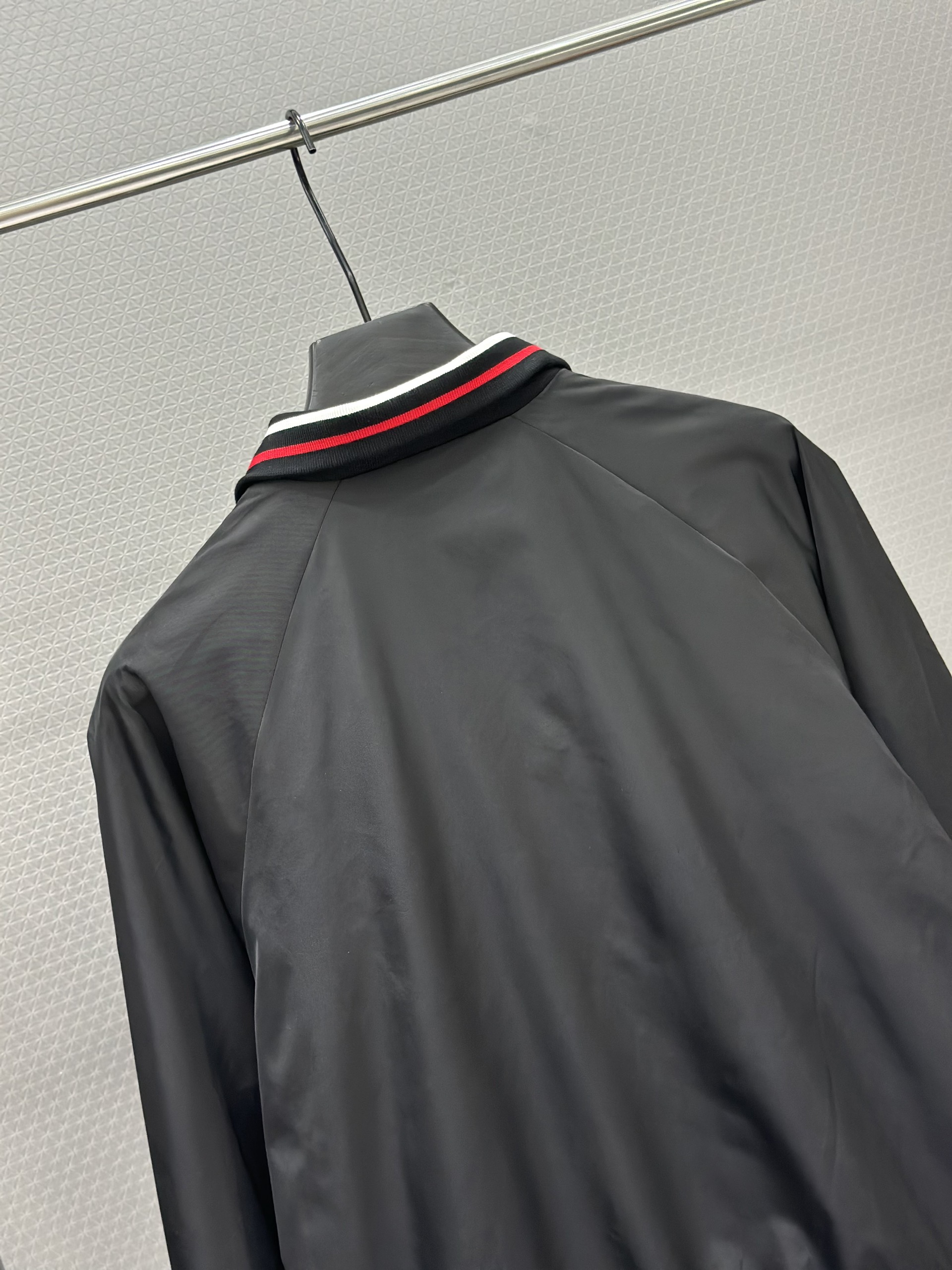 Áo khoác Prada Đen bấm khuy cổ bẻ logo tam giác đính ngực Like Auth S-L VTN