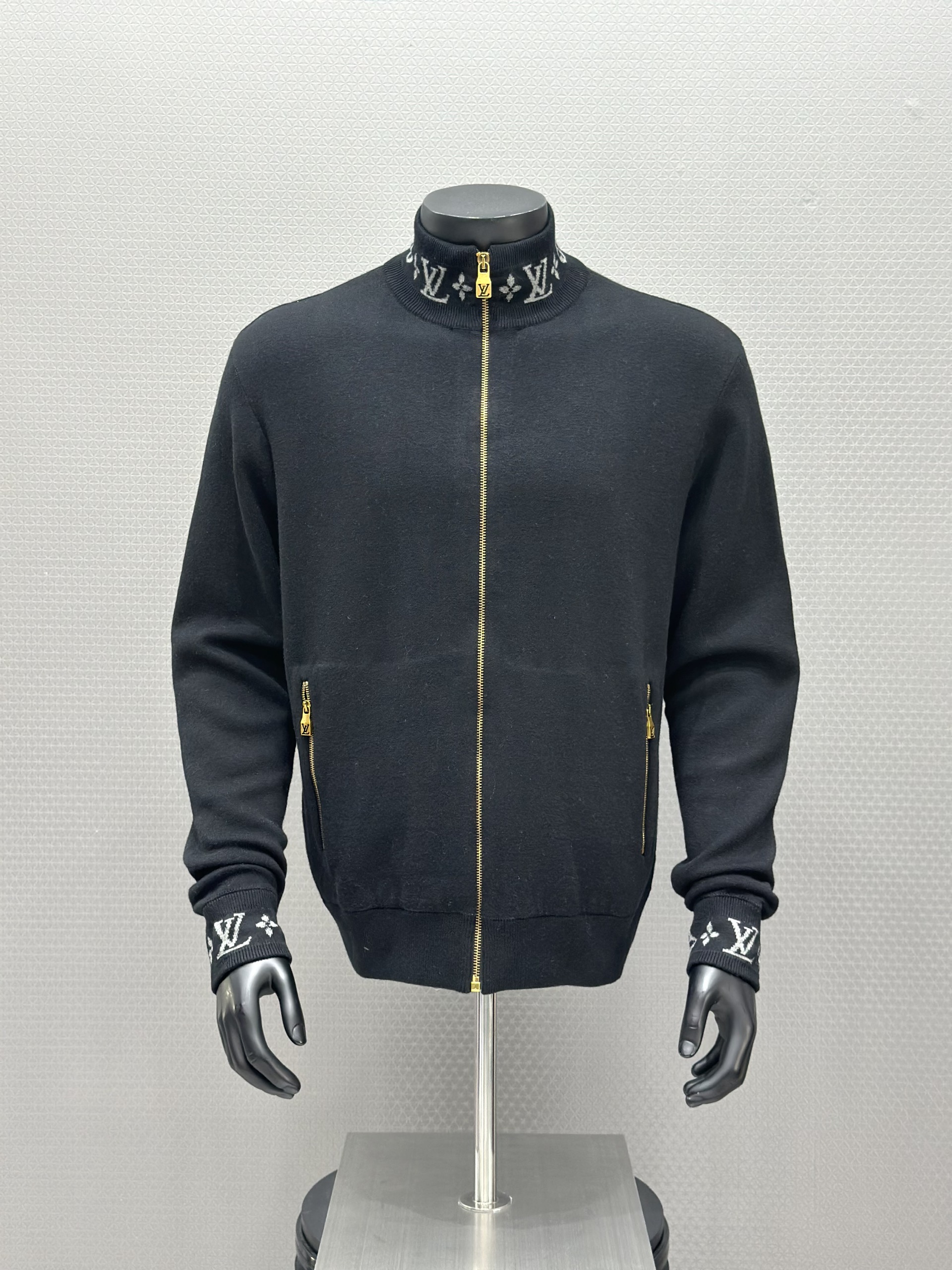 Áo khoác len Louis Vuitton LV 1434 Đen logo thêu monogram tay cổ Like Auth XS-M VTN