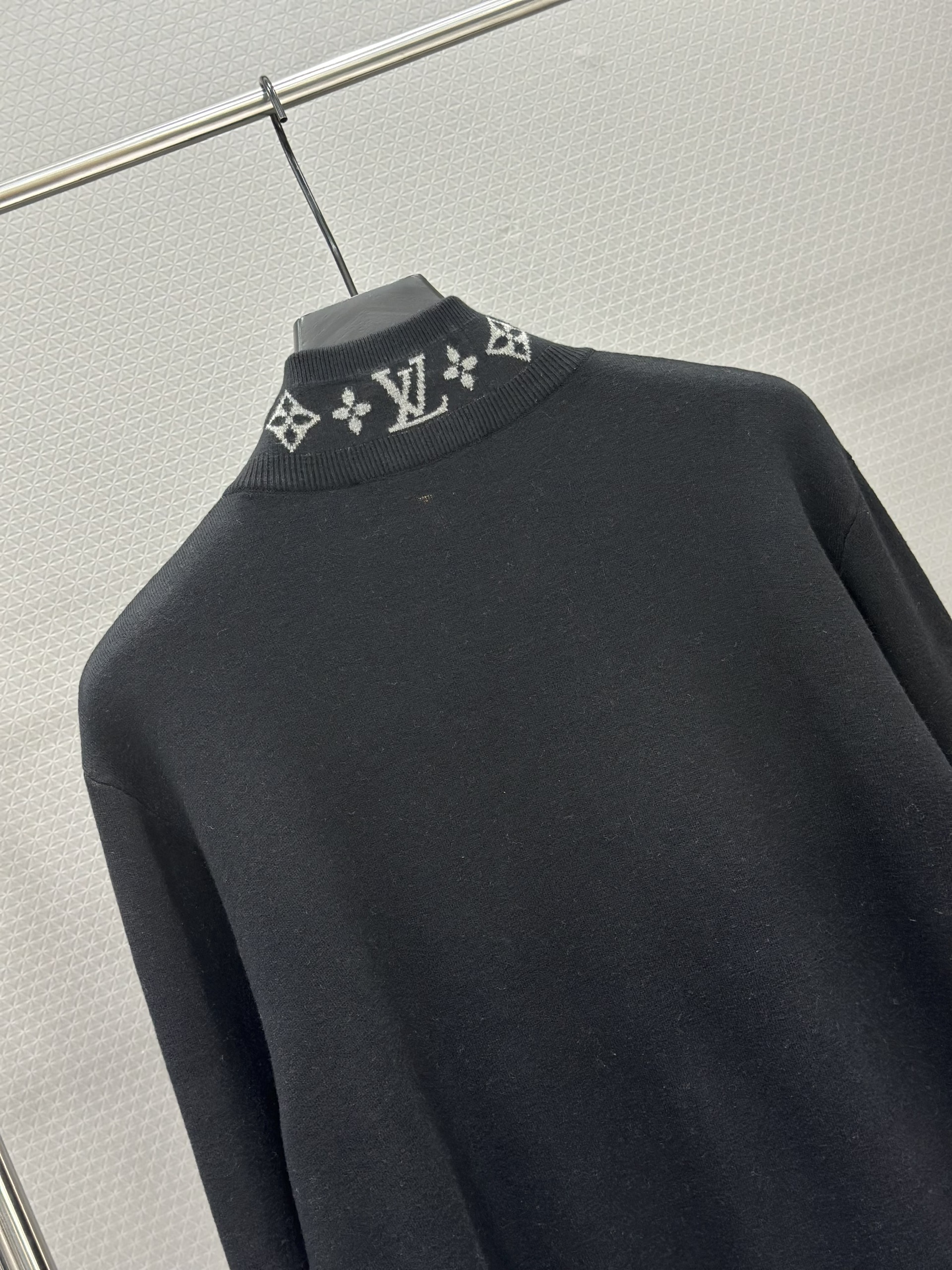 Áo khoác len Louis Vuitton LV 1434 Đen logo thêu monogram tay cổ Like Auth XS-M VTN