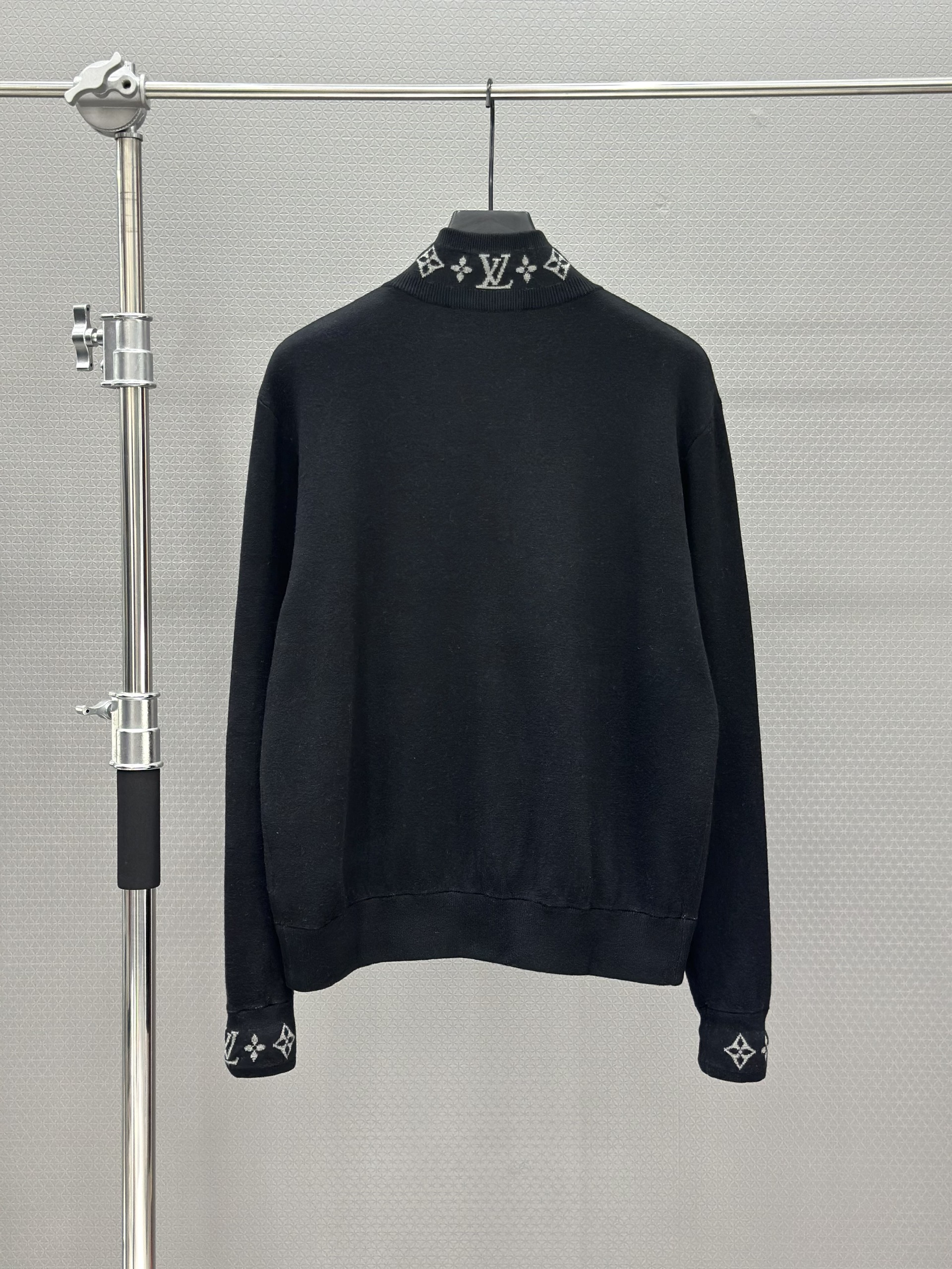 Áo khoác len Louis Vuitton LV 1434 Đen logo thêu monogram tay cổ Like Auth XS-M VTN