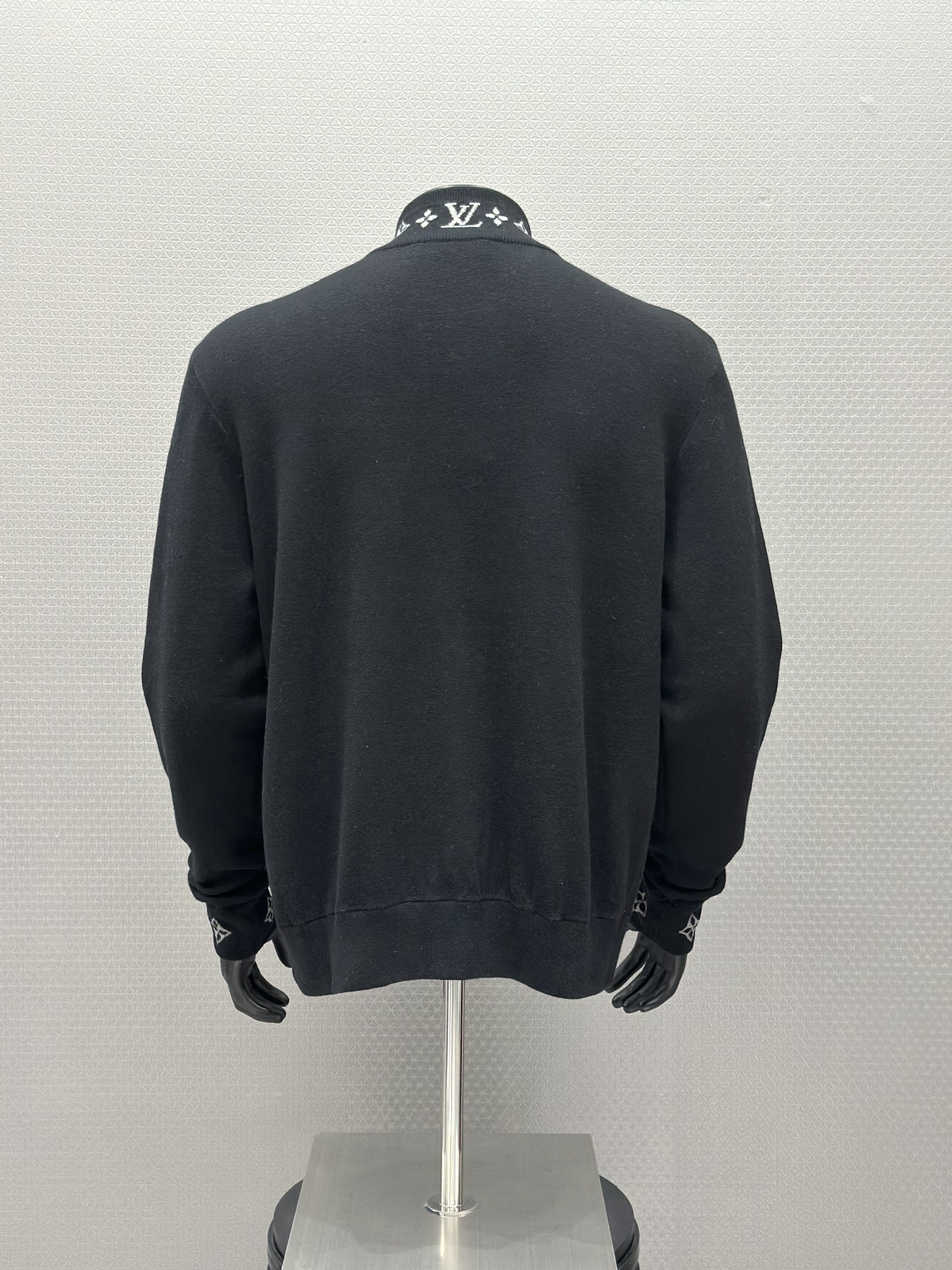 Áo khoác len Louis Vuitton LV 1434 Đen logo thêu monogram tay cổ Like Auth XS-M VTN