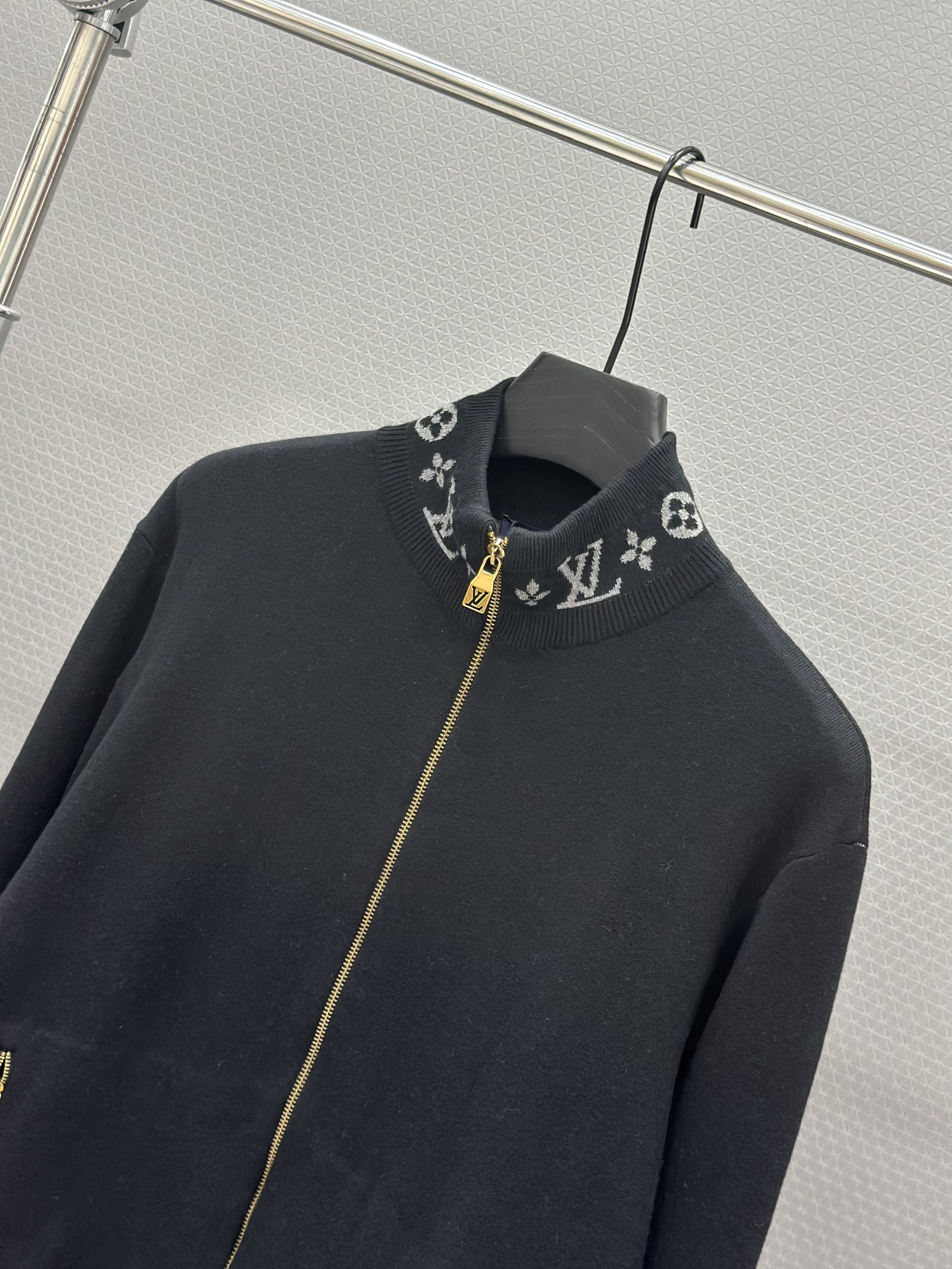 Áo khoác len Louis Vuitton LV 1434 Đen logo thêu monogram tay cổ Like Auth XS-M VTN