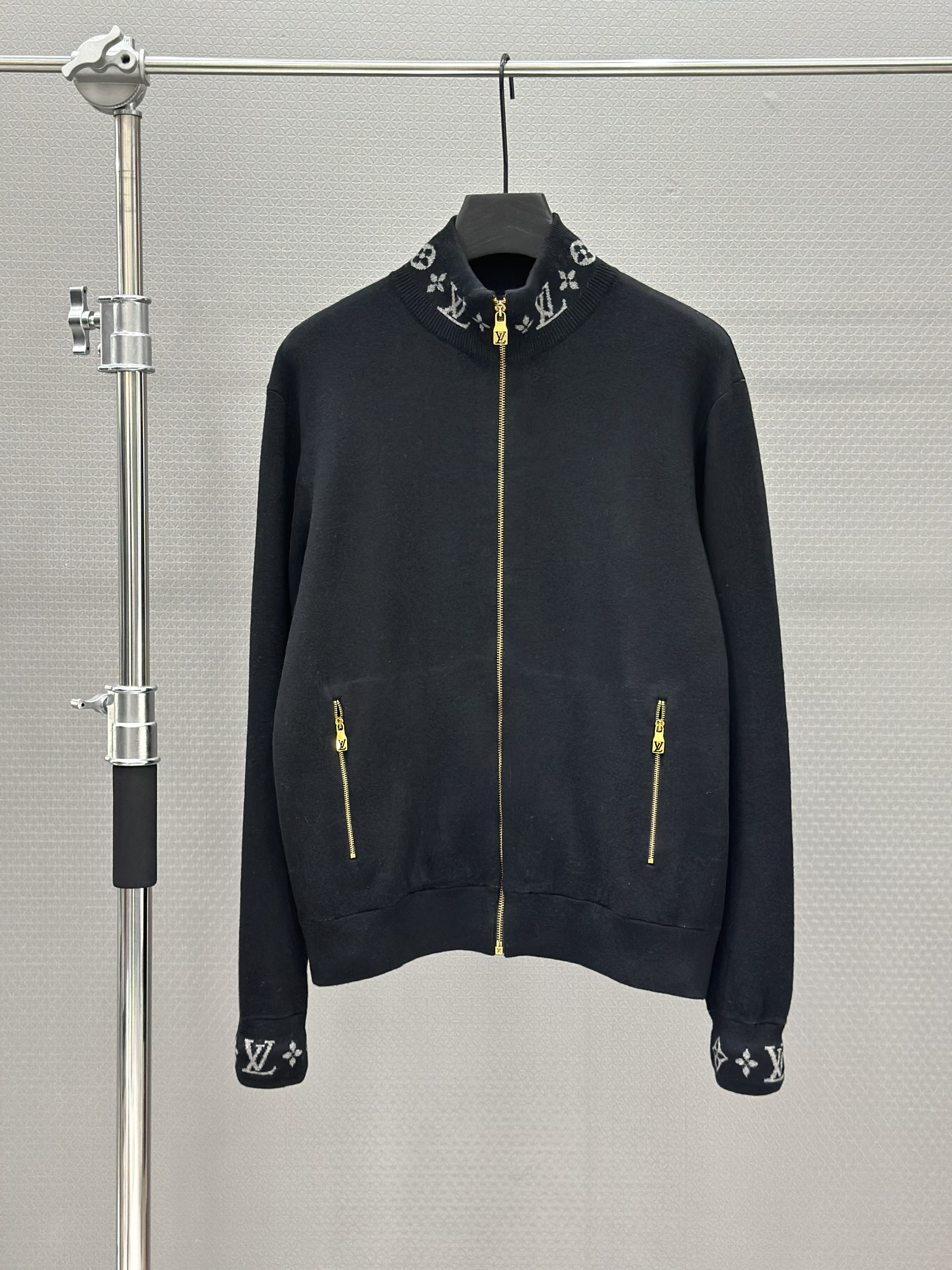 Áo khoác len Louis Vuitton LV 1434 Đen logo thêu monogram tay cổ Like Auth XS-M VTN