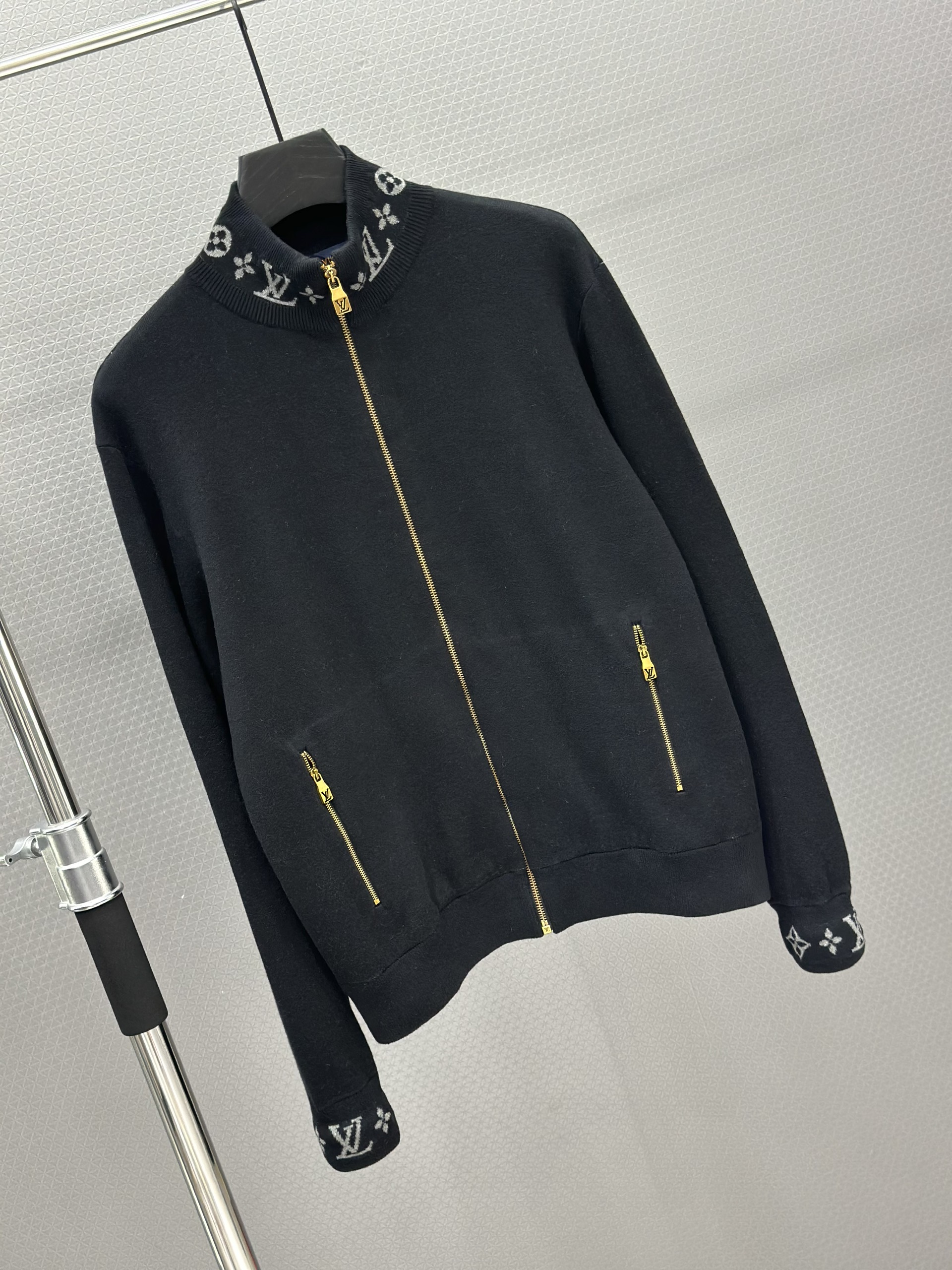 Áo khoác len Louis Vuitton LV 1434 Đen logo thêu monogram tay cổ Like Auth XS-M VTN