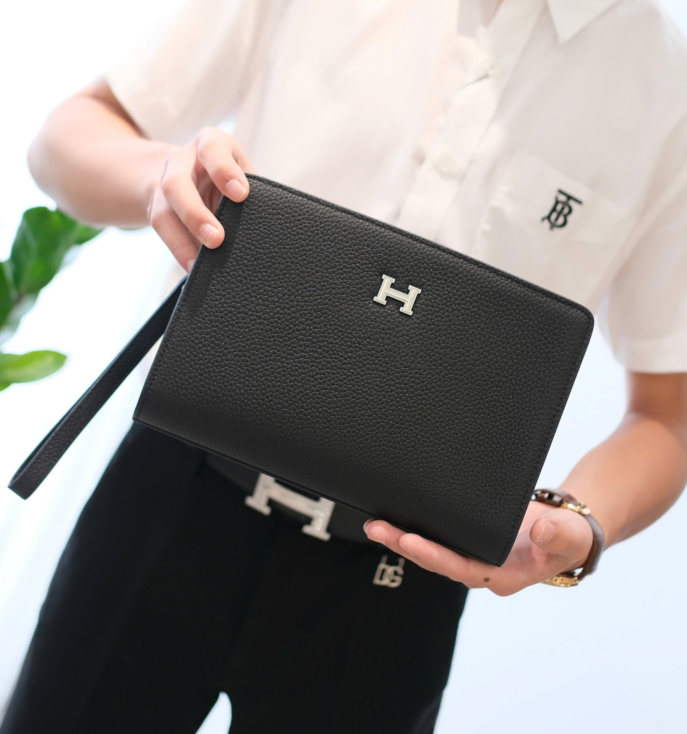 Túi ví Clutch Hermes HM bẹt Đen sần logo chữ H bạc khóa vân tay Like Auth 25x17x5 DDT