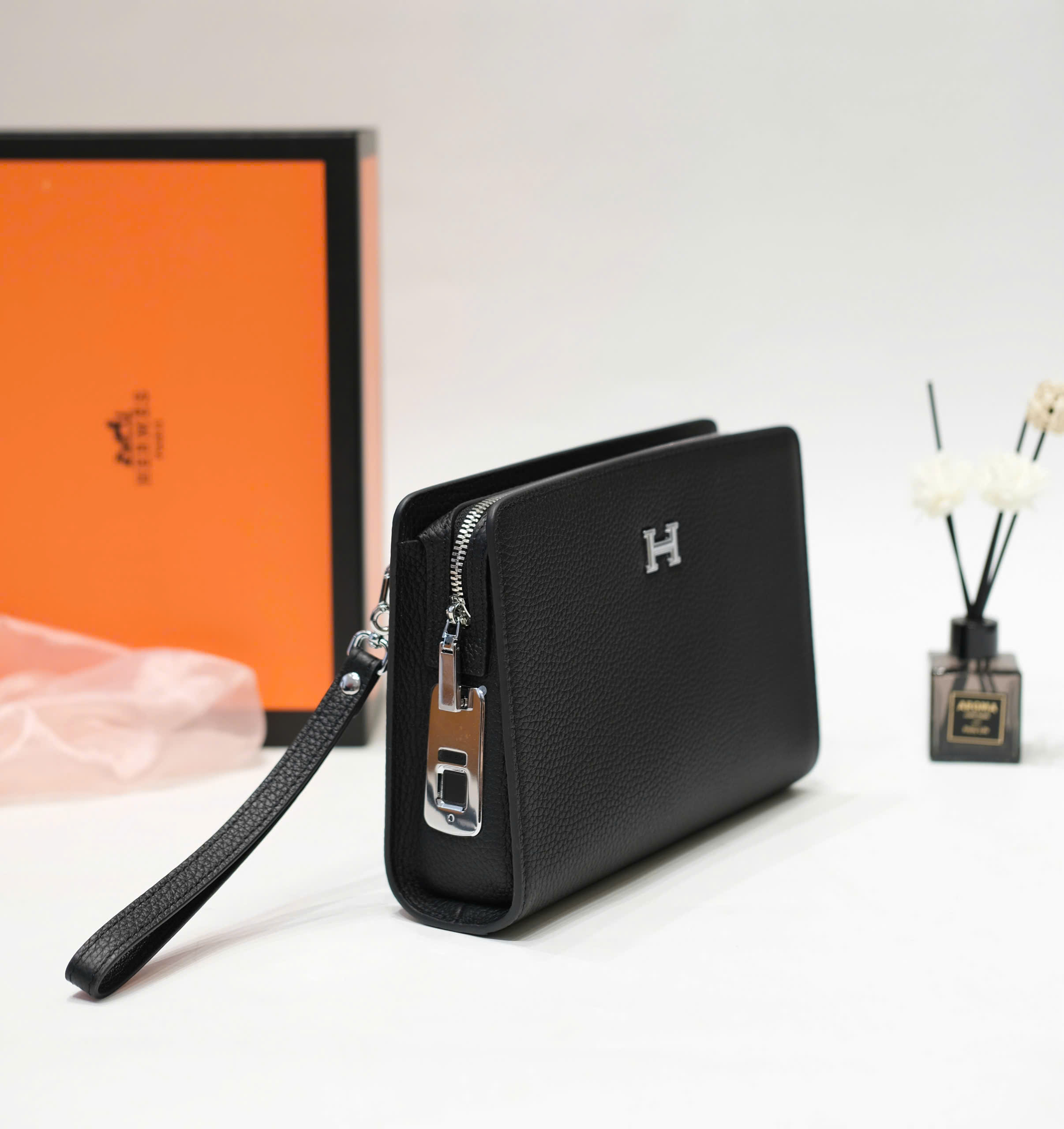 Túi ví Clutch Hermes HM bẹt Đen sần logo chữ H bạc khóa vân tay Like Auth 25x17x5 DDT